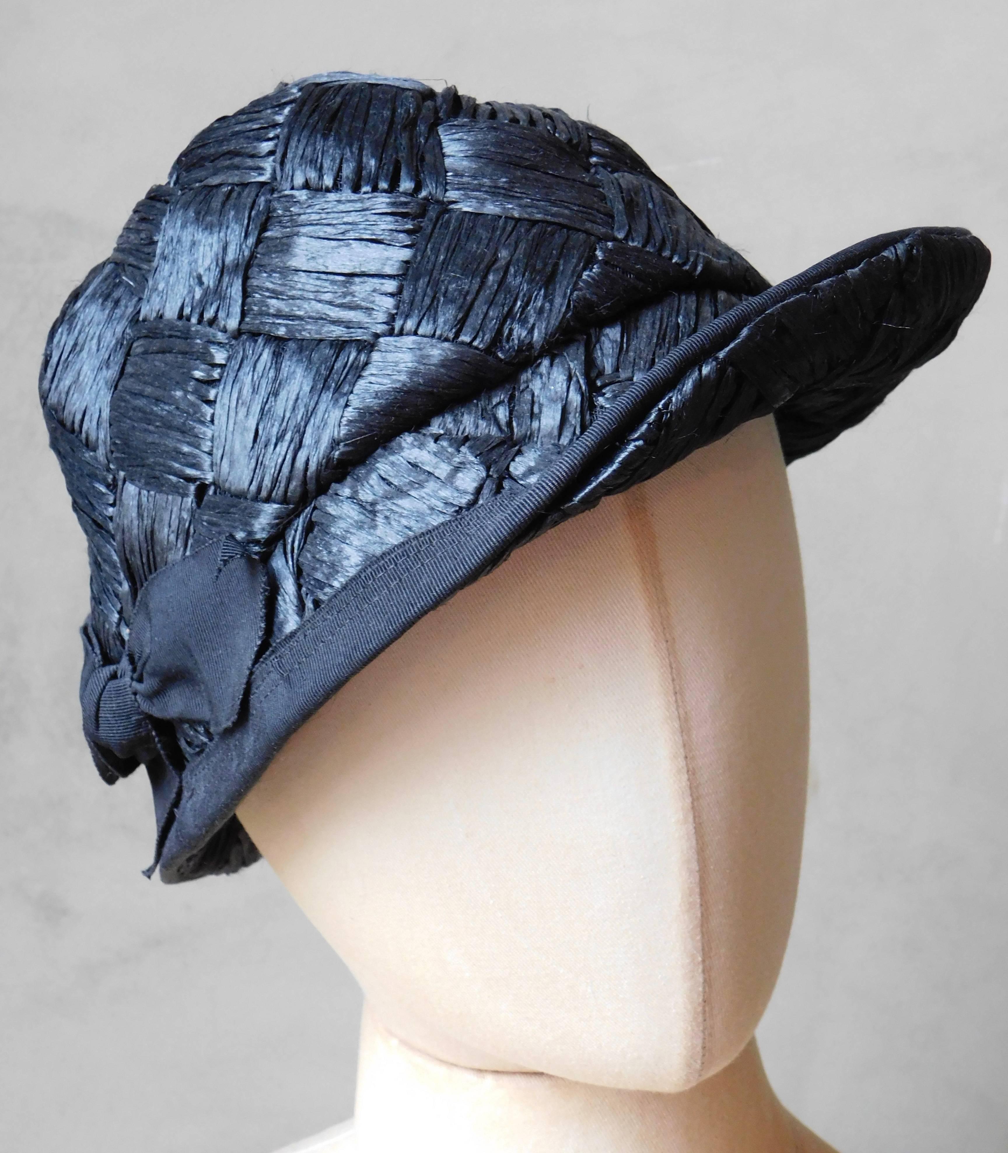  Asymmetrical 1940's Vintage Black Raffia Straw Hat  In Good Condition For Sale In Antwerp, BE