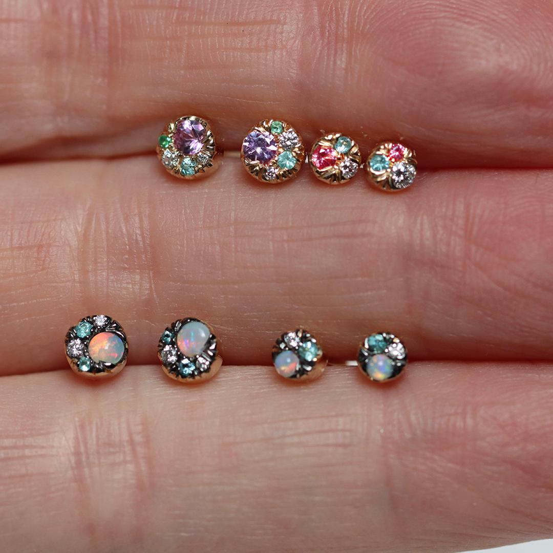 Fabriquées à la main en Belgique par l'artiste joaillière Joke Quick, ces minuscules boucles d'oreilles de 4 mm en or jaune 18 carats sont une expression ludique mais sophistiquée de l'artisanat contemporain.

Conçue comme une paire subtilement