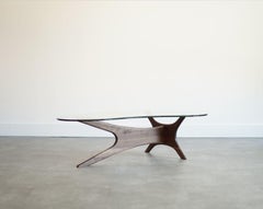 Mesa baja asimétrica de nogal Adrian Pearsall para Craft Associates, c. 1950