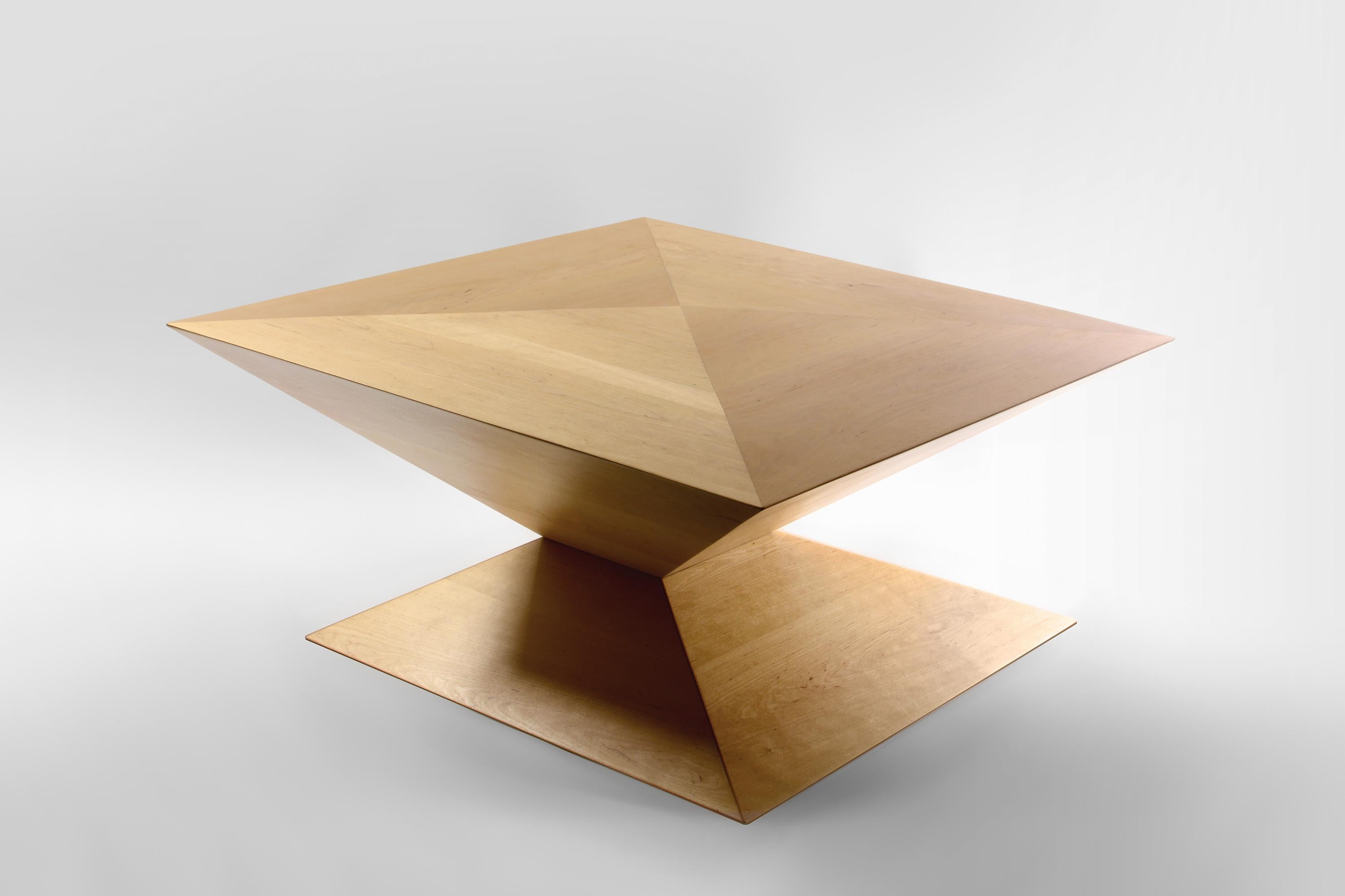 La table basse de Szostak Atelier est un meuble étonnant qui allie fonctionnalité et design pour créer un chef-d'œuvre d'artisanat. La forme asymétrique et dynamique de cette table est à la fois gracieuse et accrocheuse, ce qui en fait un complément