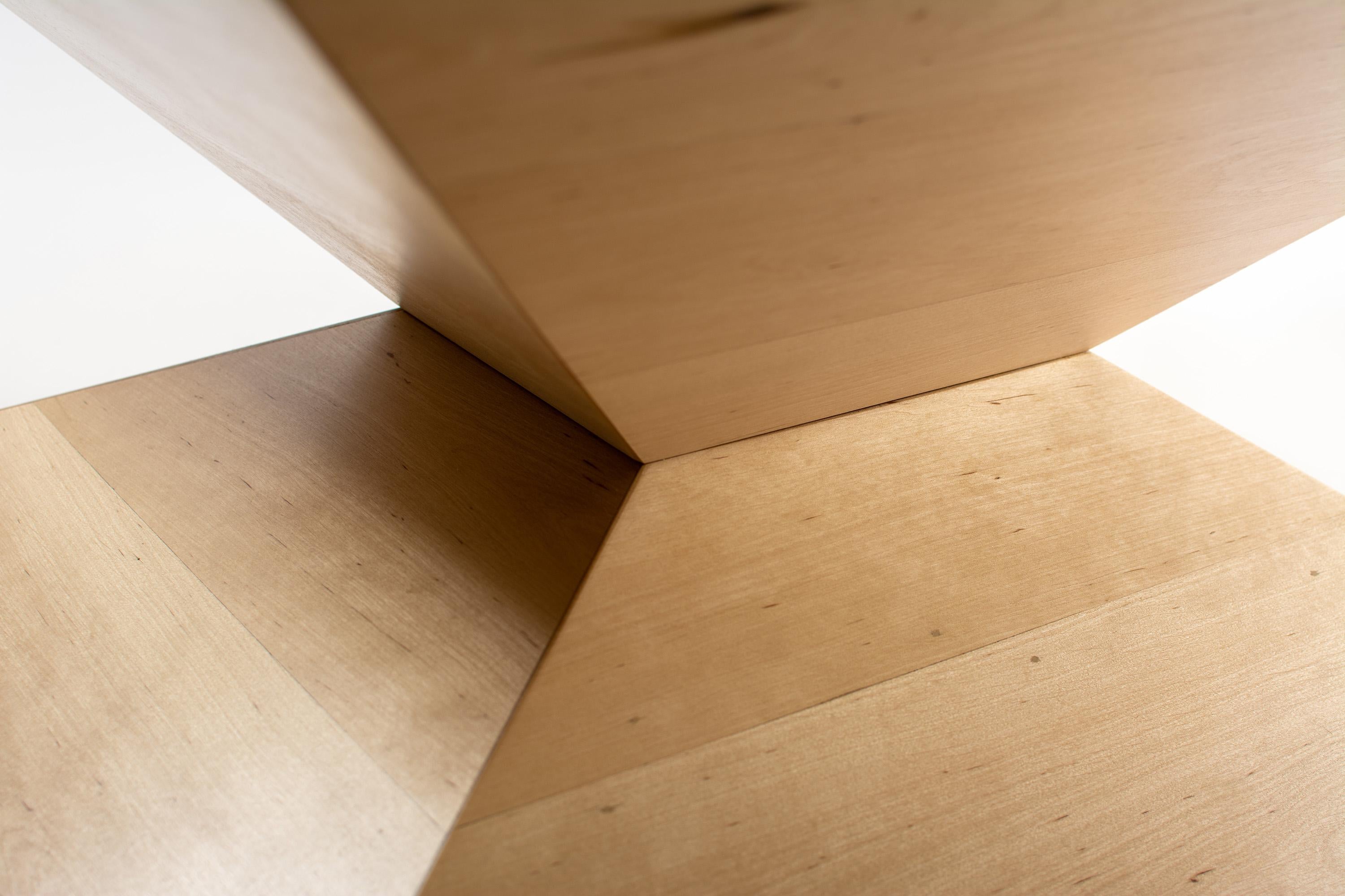 Travail du bois Table basse moderne en albâtre, fabriquée à la main en Pologne en vente