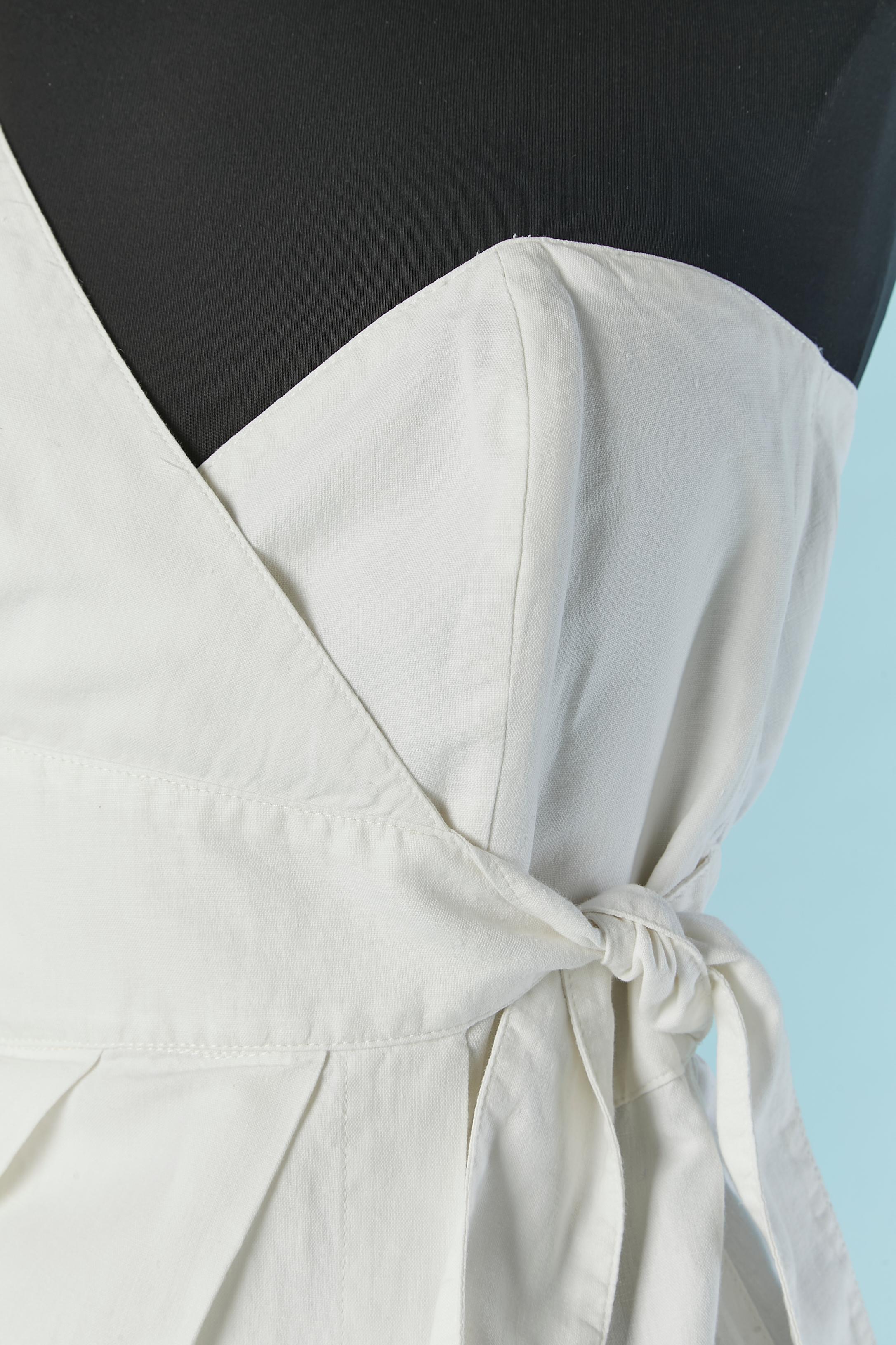 Asymmetrical and wrapped white cotton dress . One inside button closure on the waist and bow on the other side. 
Boned only on the bustier side. 
SIZE 42 (It) 38 (Fr) M 