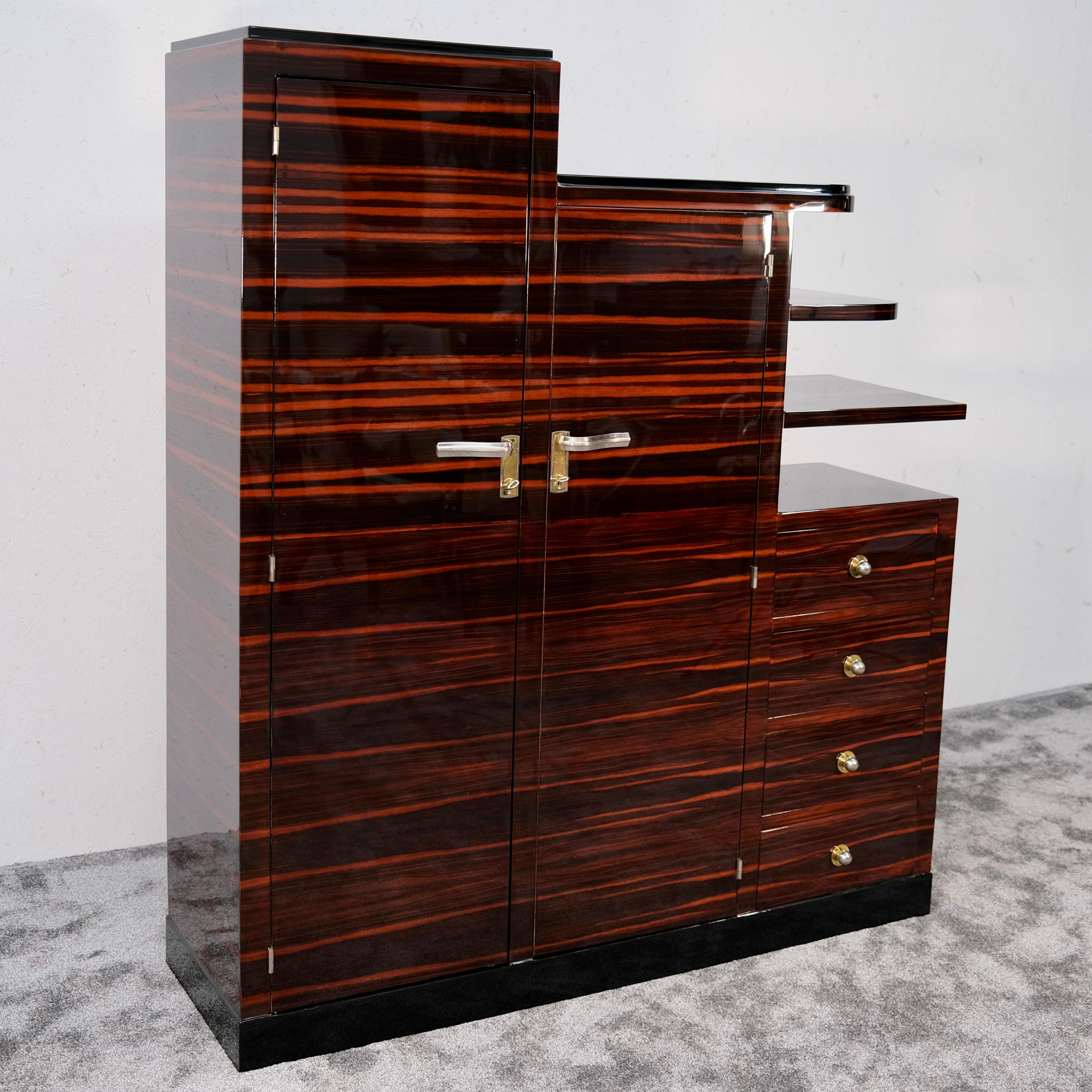 Français Armoire Art déco asymétrique de Macassar, France, années 1930 en vente