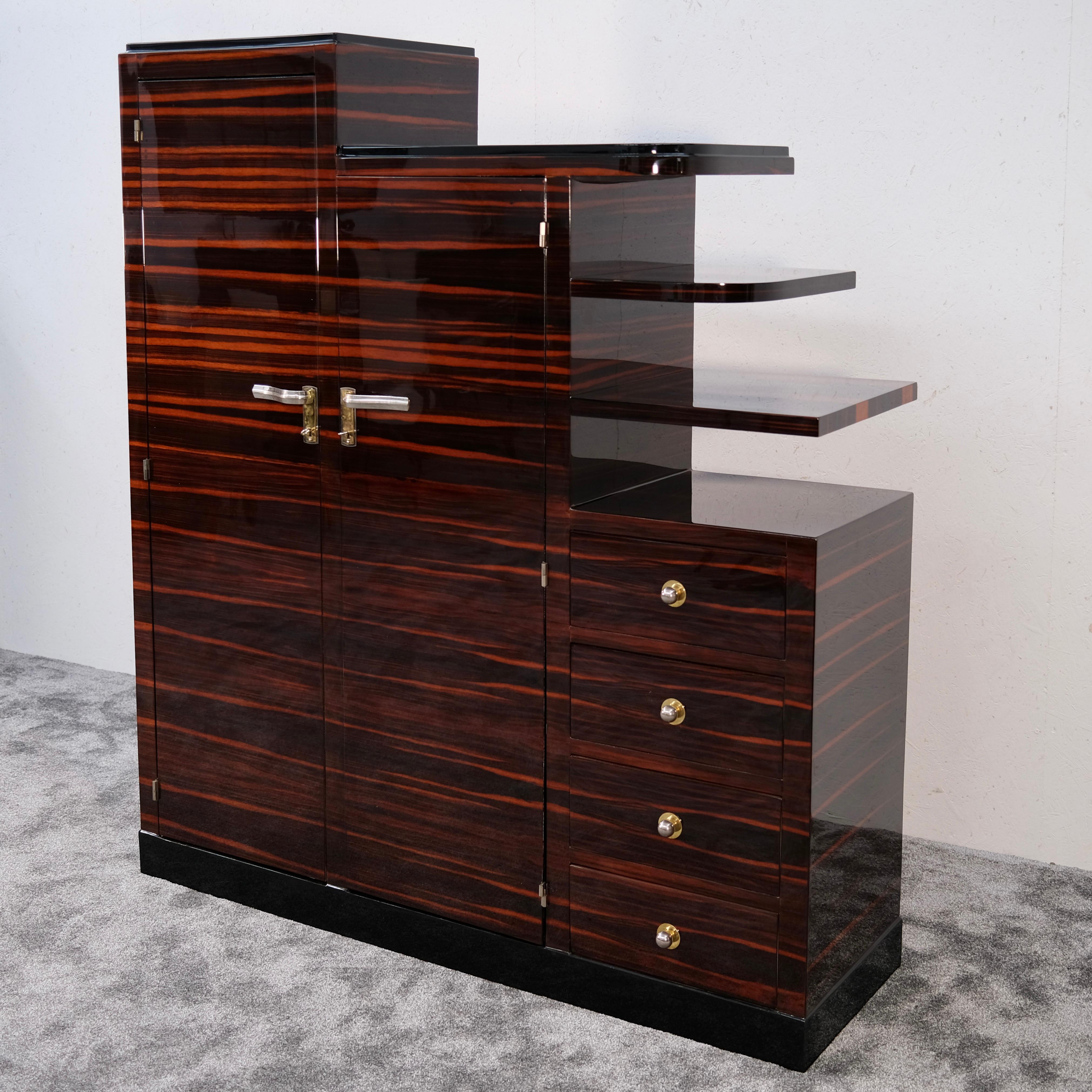 Noirci Armoire Art déco asymétrique de Macassar, France, années 1930 en vente