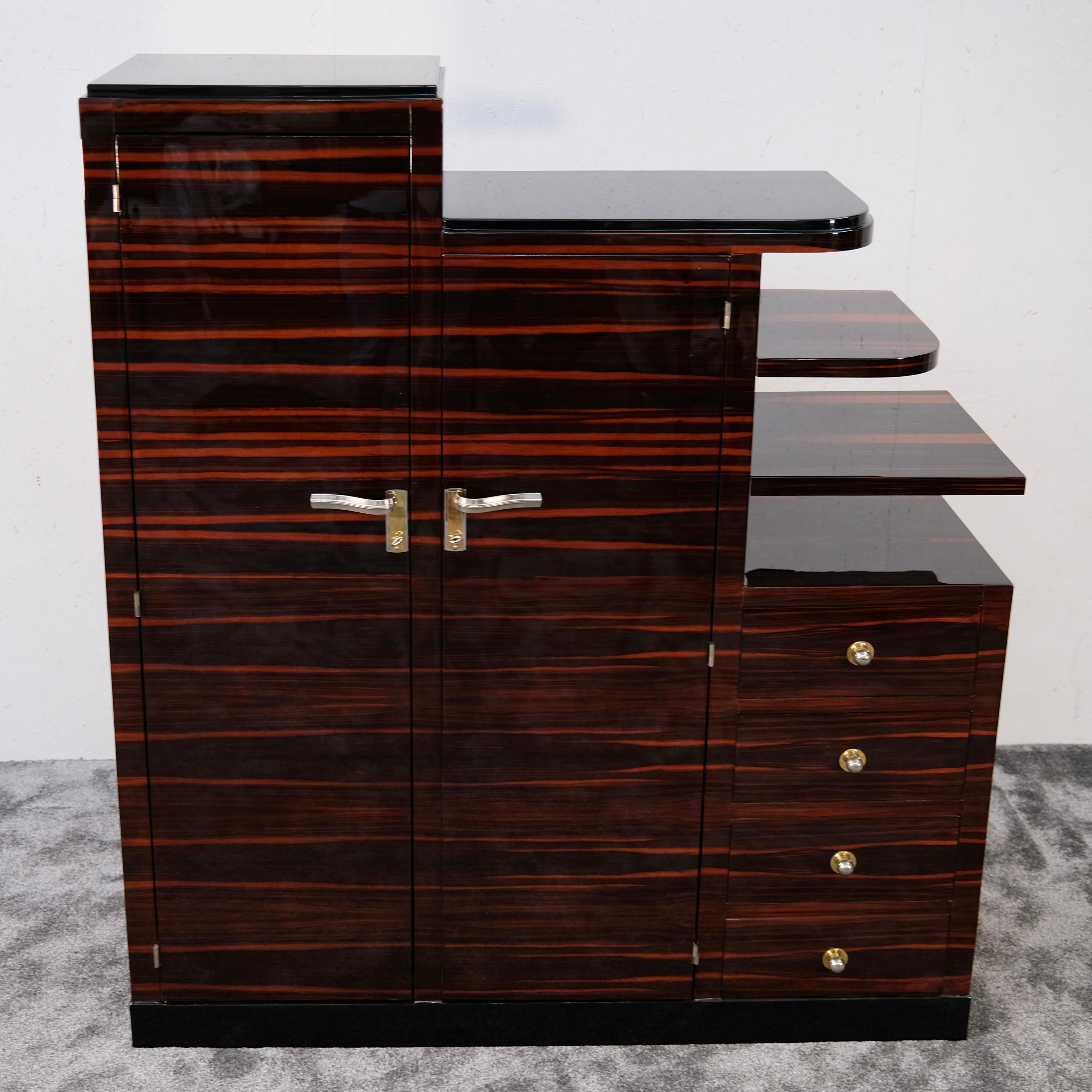 Armoire Art déco asymétrique de Macassar, France, années 1930 Bon état - En vente à Ulm, DE