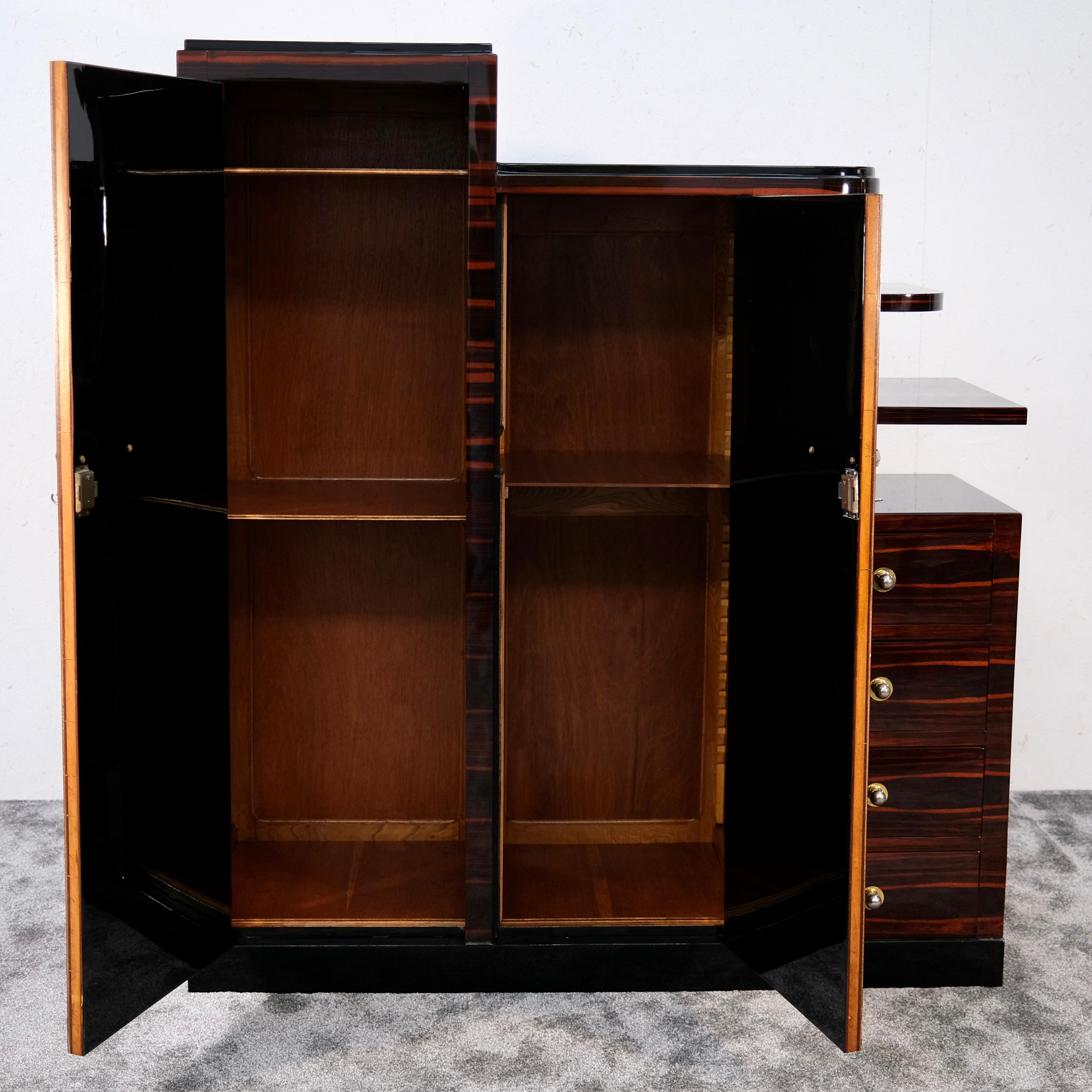Hêtre Armoire Art déco asymétrique de Macassar, France, années 1930 en vente