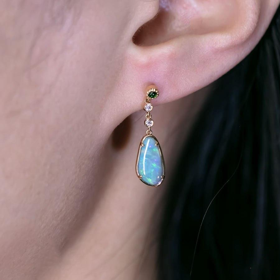 Boucles d'oreilles pendantes asymétriques en or jaune 18k avec opale massif australien et diamant.


Expédition nationale gratuite par USPS First Class ! Sac ou boîte cadeau gratuit avec chaque commande !

L'opale, la reine des pierres précieuses,