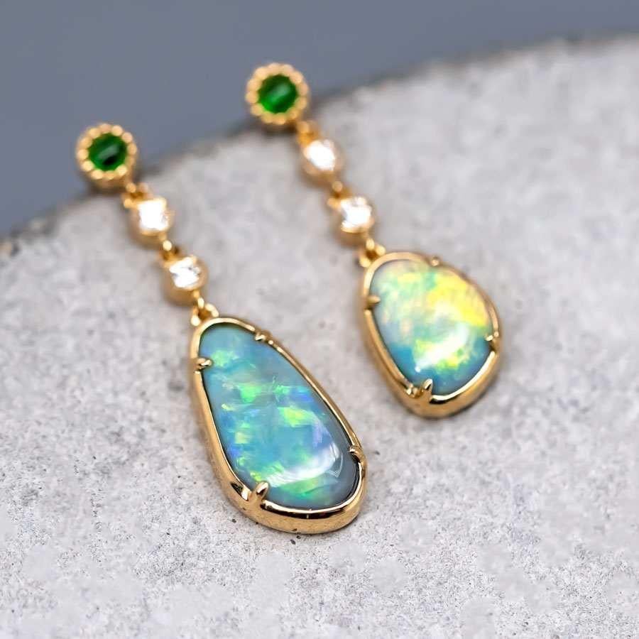 Arts and Crafts Boucles d'oreilles pendantes asymétriques en or jaune 18k avec opale australienne, diamant et tsavorite en vente