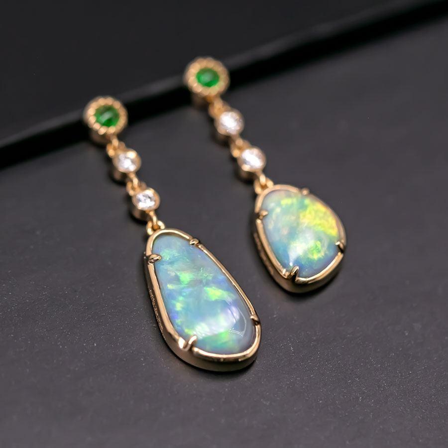 Taille brillant Boucles d'oreilles pendantes asymétriques en or jaune 18k avec opale australienne, diamant et tsavorite en vente