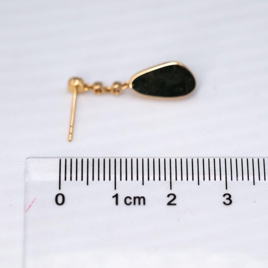 Boucles d'oreilles pendantes asymétriques en or jaune 18k avec opale australienne, diamant et tsavorite Neuf - En vente à Suwanee, GA