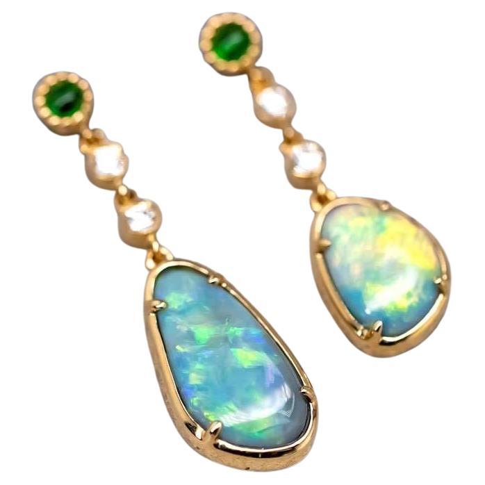 Boucles d'oreilles pendantes asymétriques en or jaune 18k avec opale australienne, diamant et tsavorite
