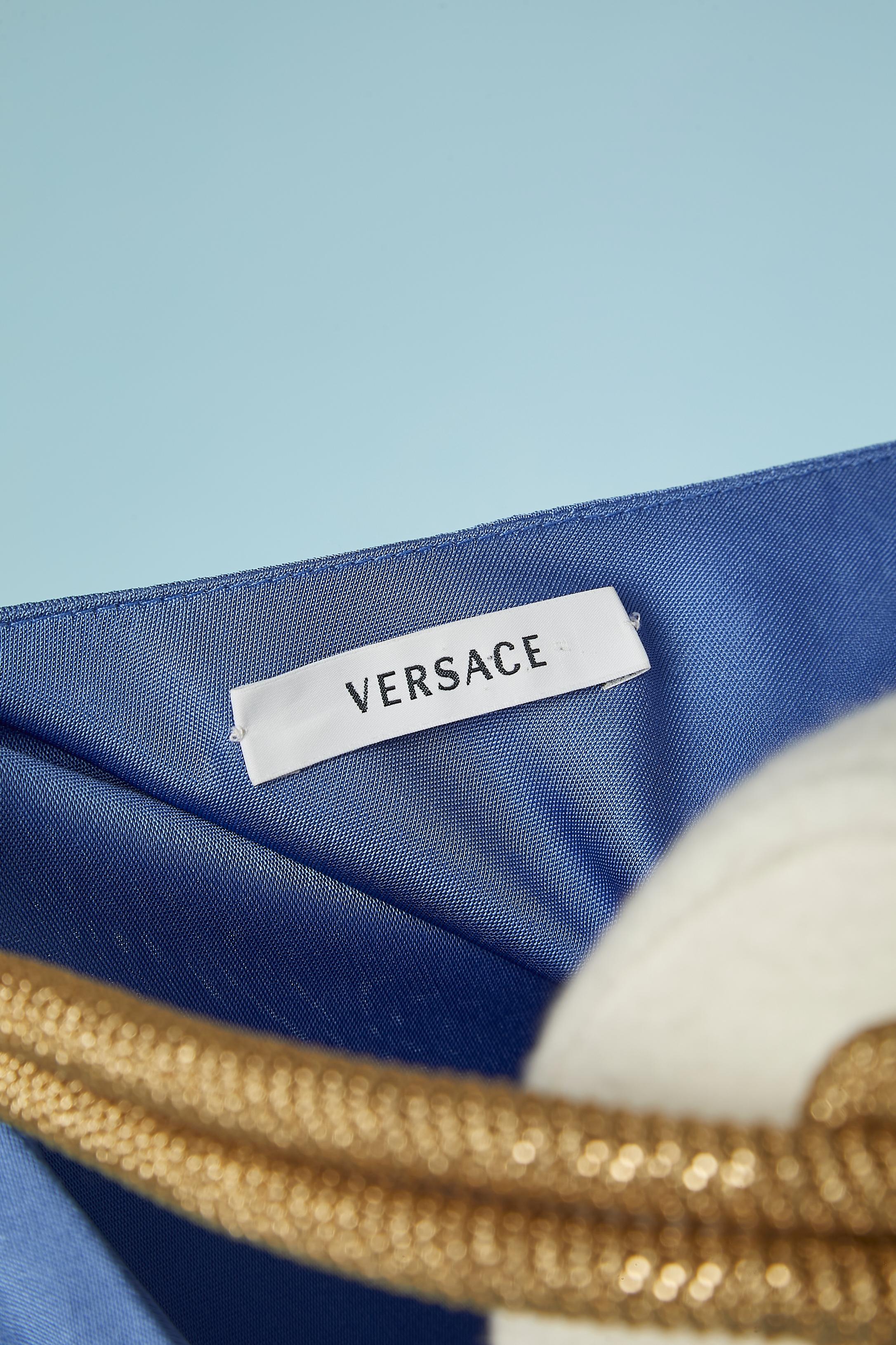 Robe asymétrique en rayonne bleue avec passementerie à épaules dorées Versace  en vente 1