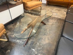 Table basse asymétrique boomerang en noyer Adrian Pearsall Modernity