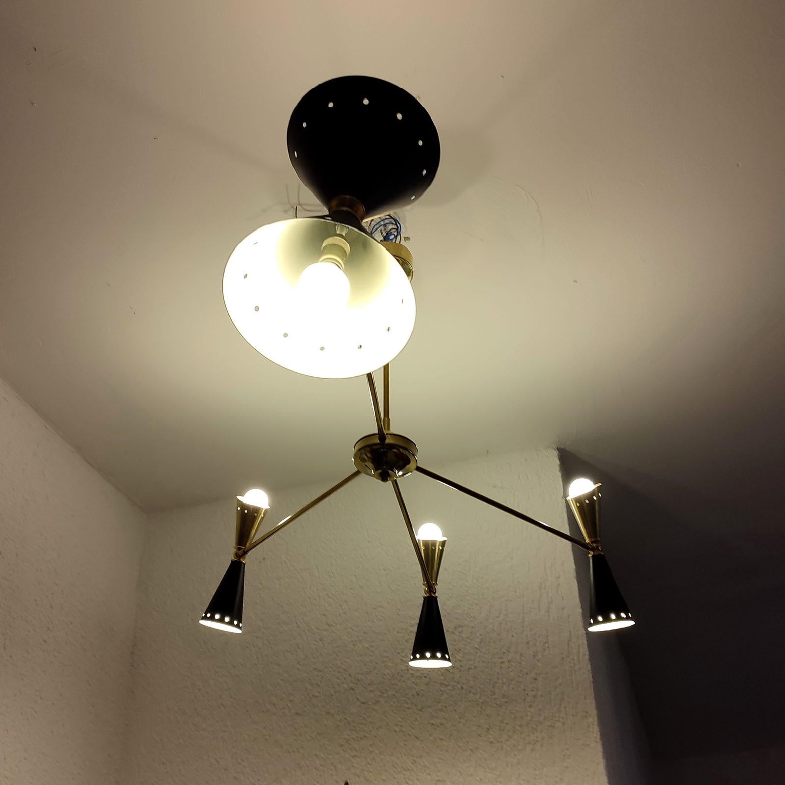 Mid-Century moderno Lampadario asimmetrico in ottone nello stile di Stilnovo in vendita