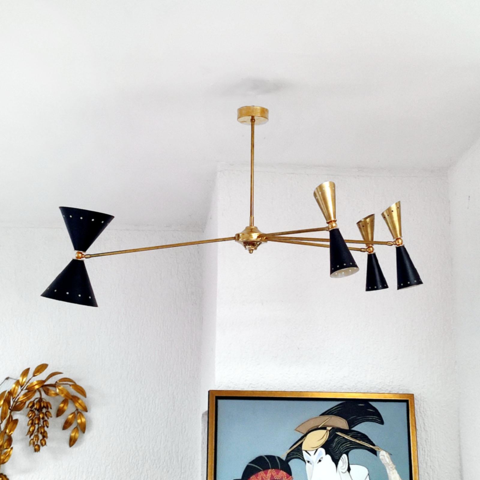 Italiano Lampadario asimmetrico in ottone nello stile di Stilnovo in vendita