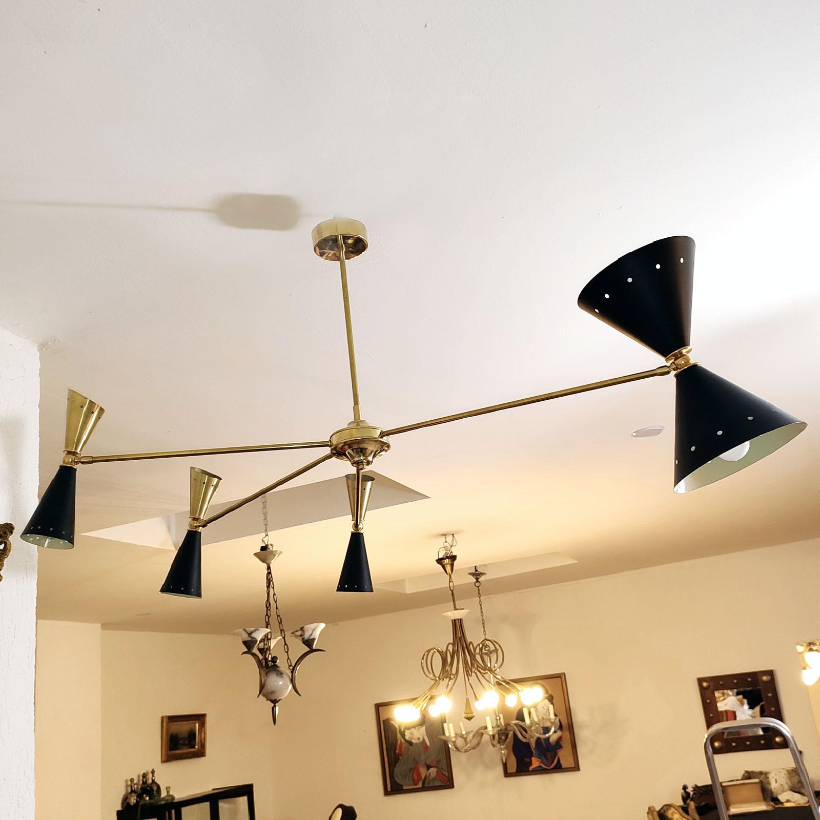 Metallo Lampadario asimmetrico in ottone nello stile di Stilnovo in vendita