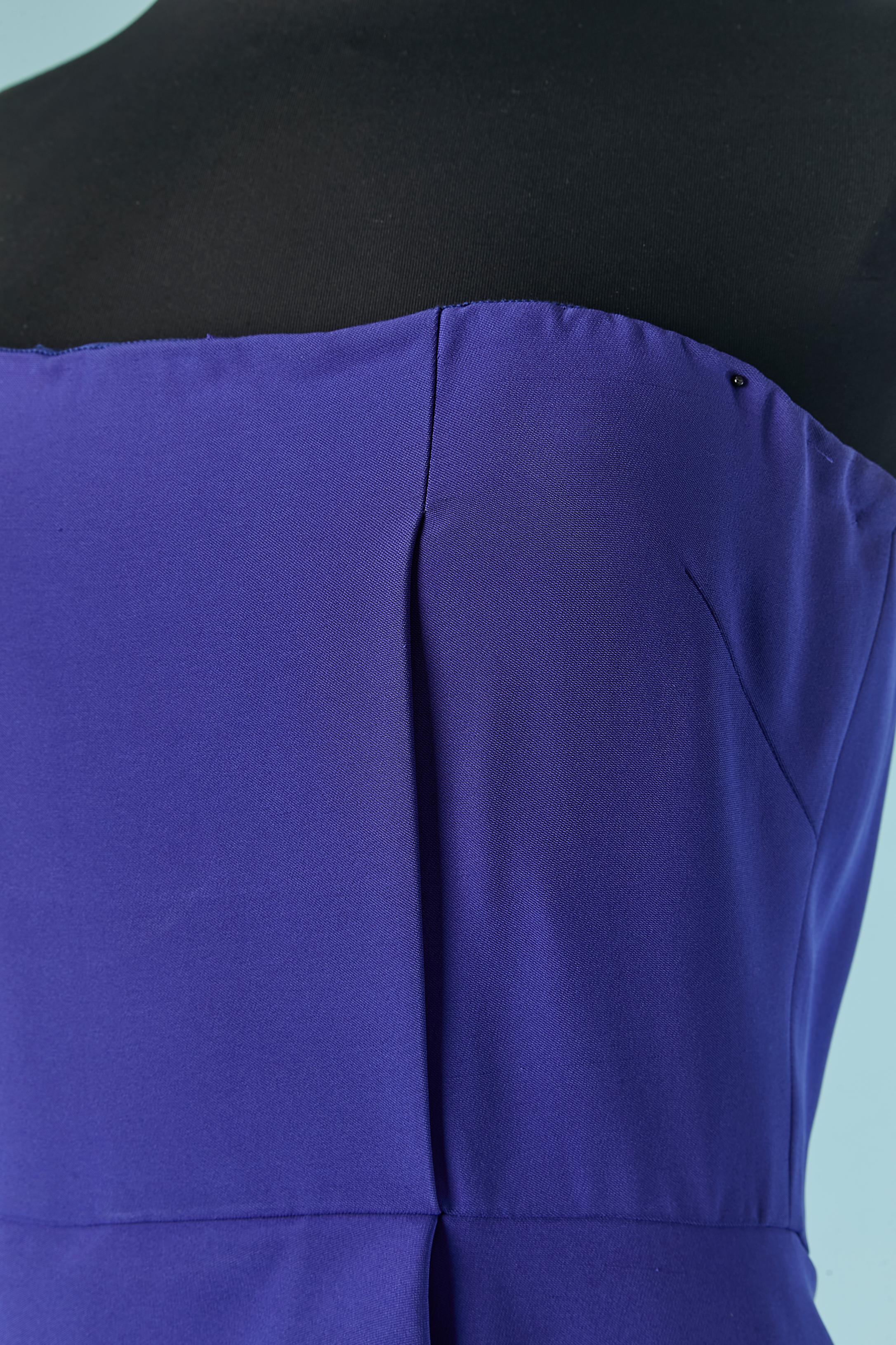 Vestido de noche con corpiño asimétrico. Composición del tejido principal: 48% seda, 52% rayón. Fondation: 67% nailon, 33% elastano. Forro: 100% seda. 
Sujetador acolchado. Corpiño deshuesado en el interior del vestido con cierre de cremallera y