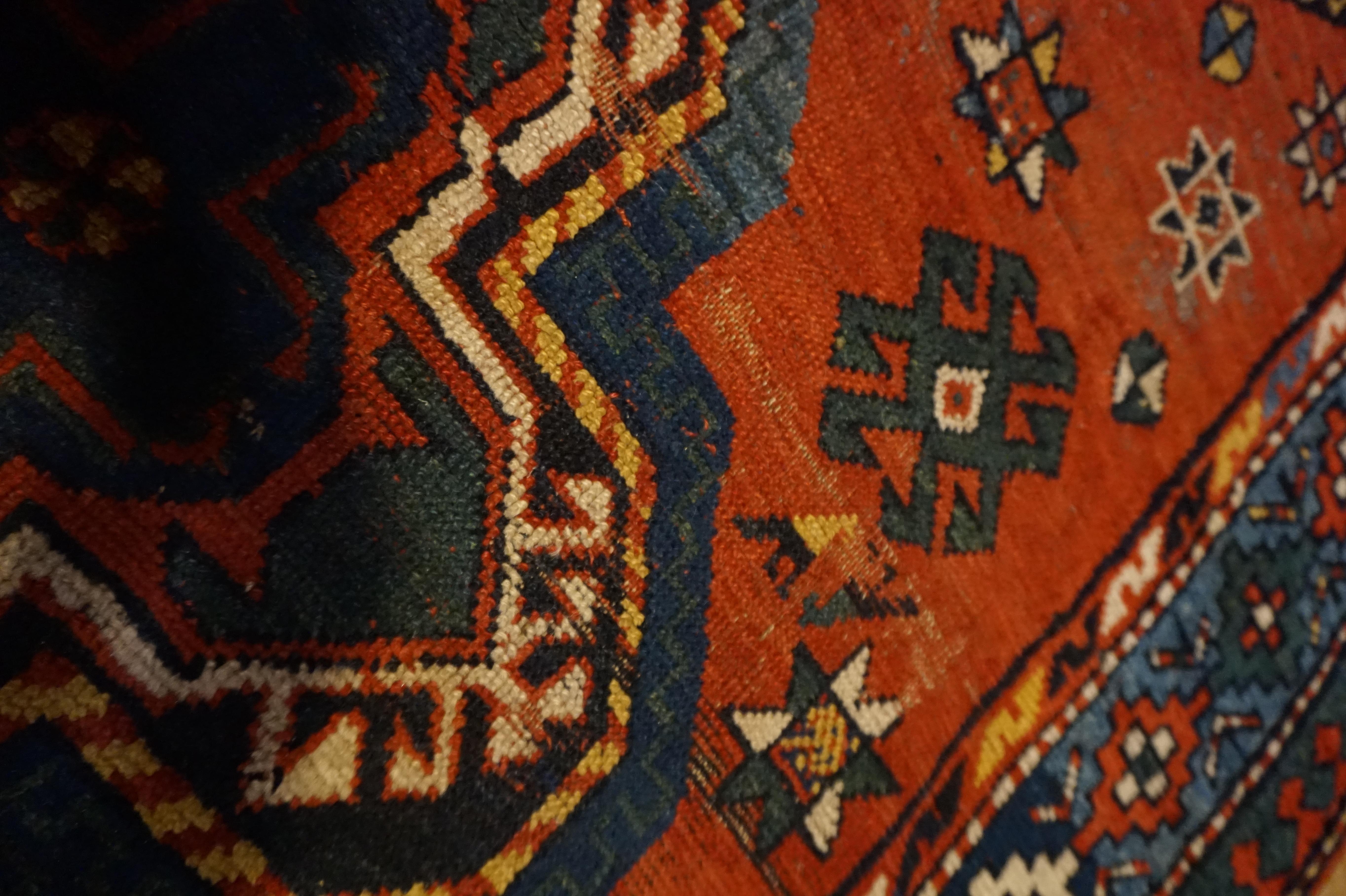 Tapis de village tribal du Caucase asymétrique avec médaillons en forme de cerf-volant et motif d'étoiles en vente 5