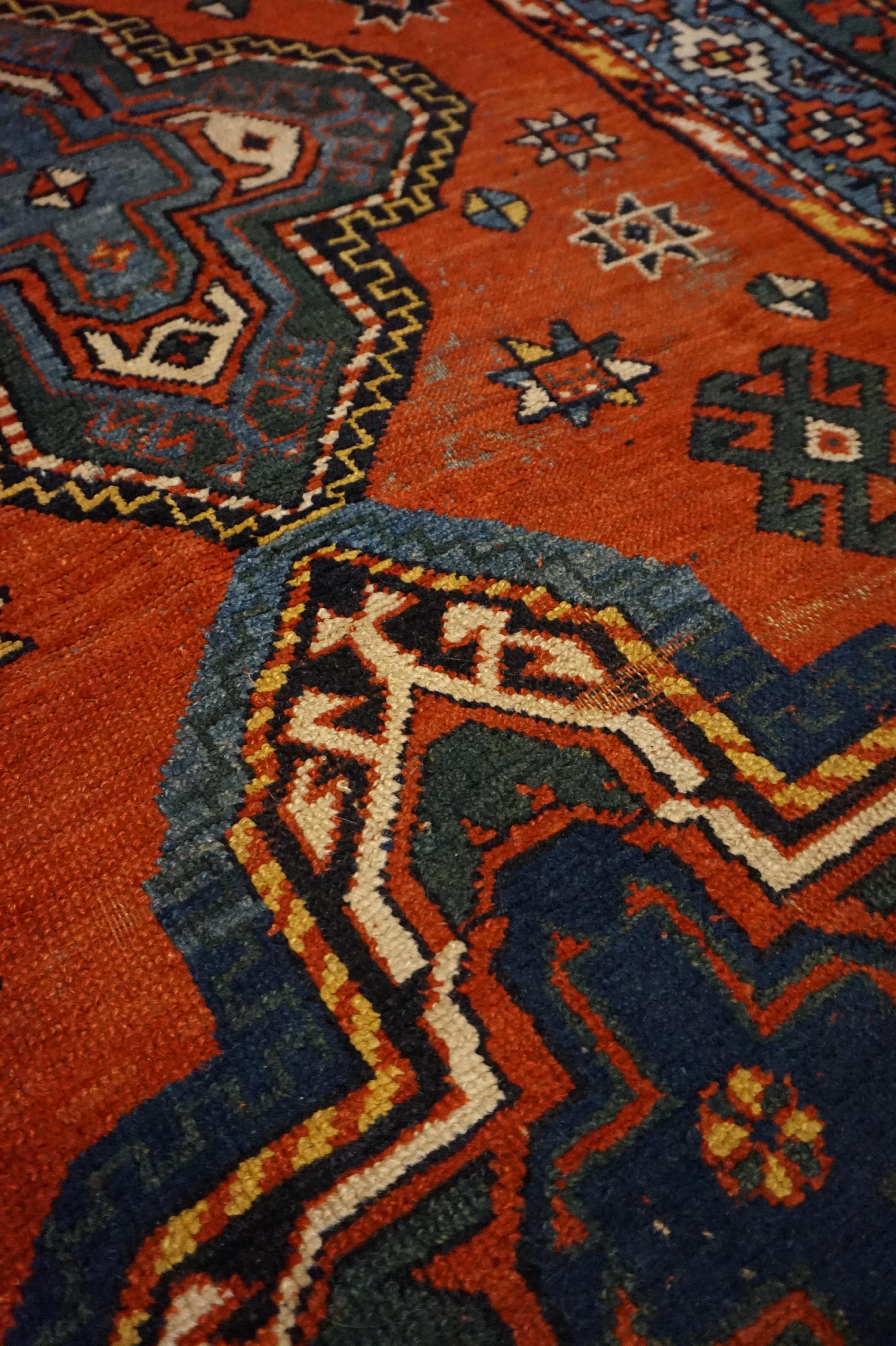 Tapis de village tribal du Caucase asymétrique avec médaillons en forme de cerf-volant et motif d'étoiles en vente 7