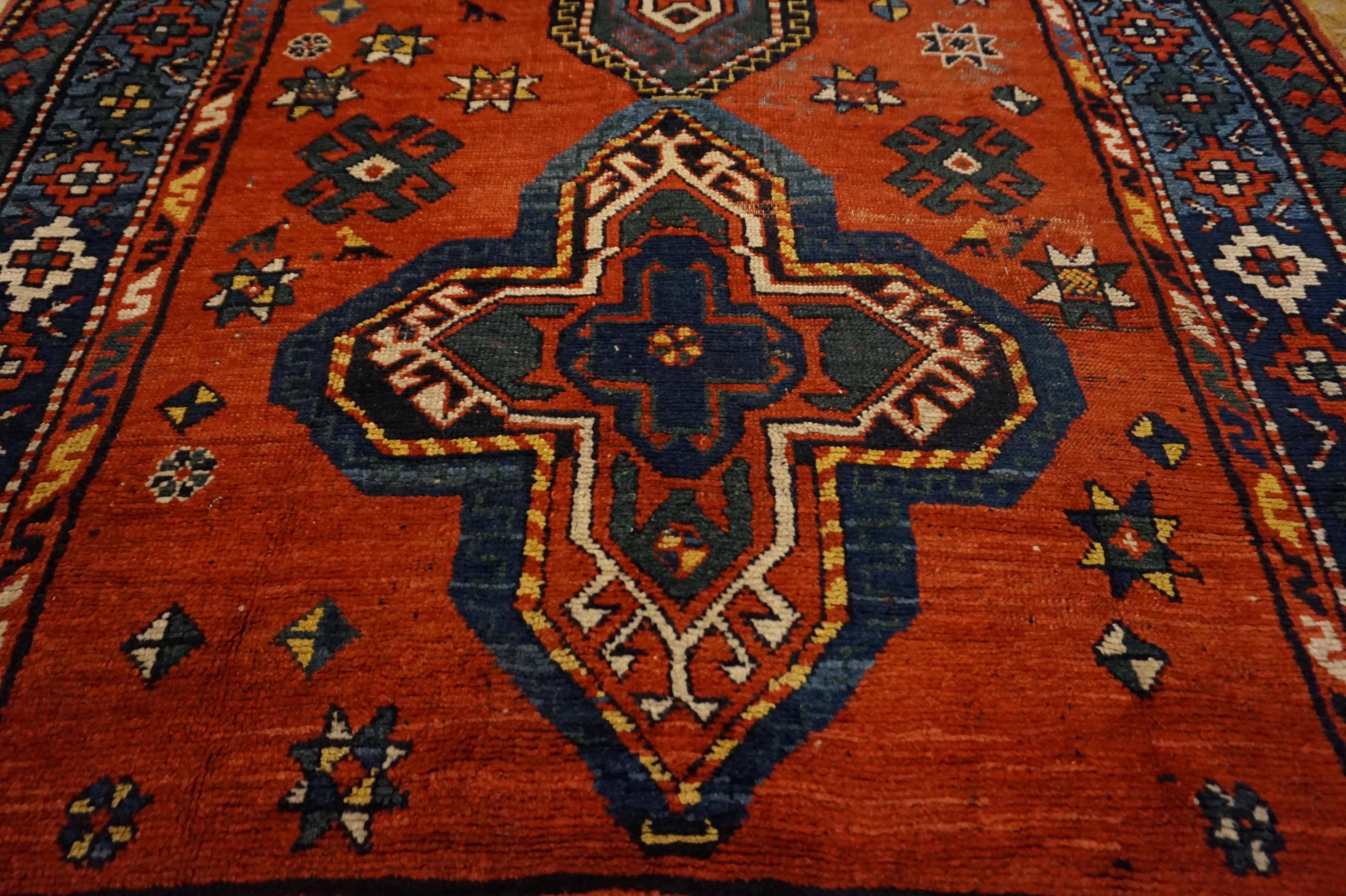 Laine Tapis de village tribal du Caucase asymétrique avec médaillons en forme de cerf-volant et motif d'étoiles en vente