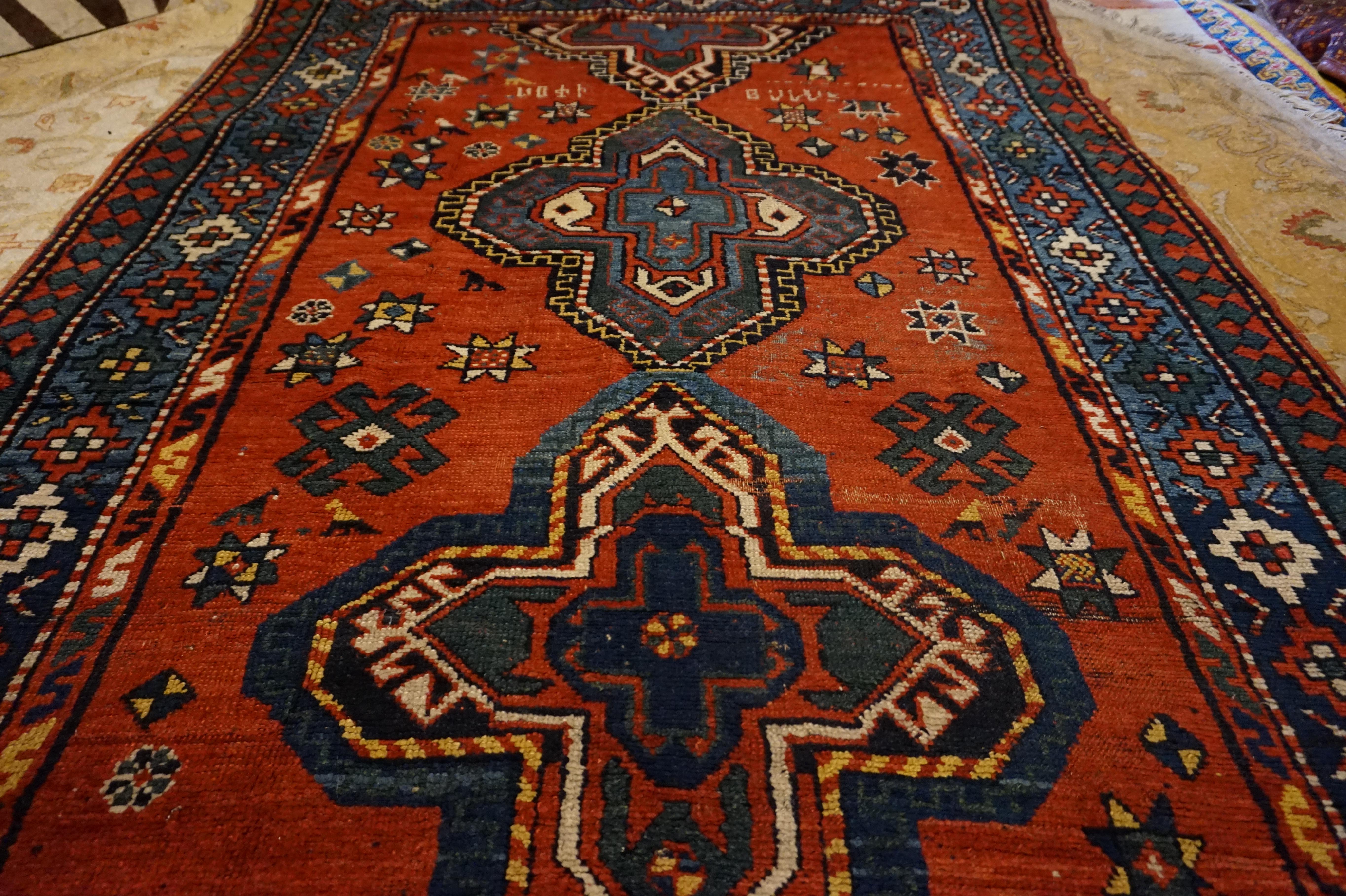 Tapis de village tribal du Caucase asymétrique avec médaillons en forme de cerf-volant et motif d'étoiles en vente 1