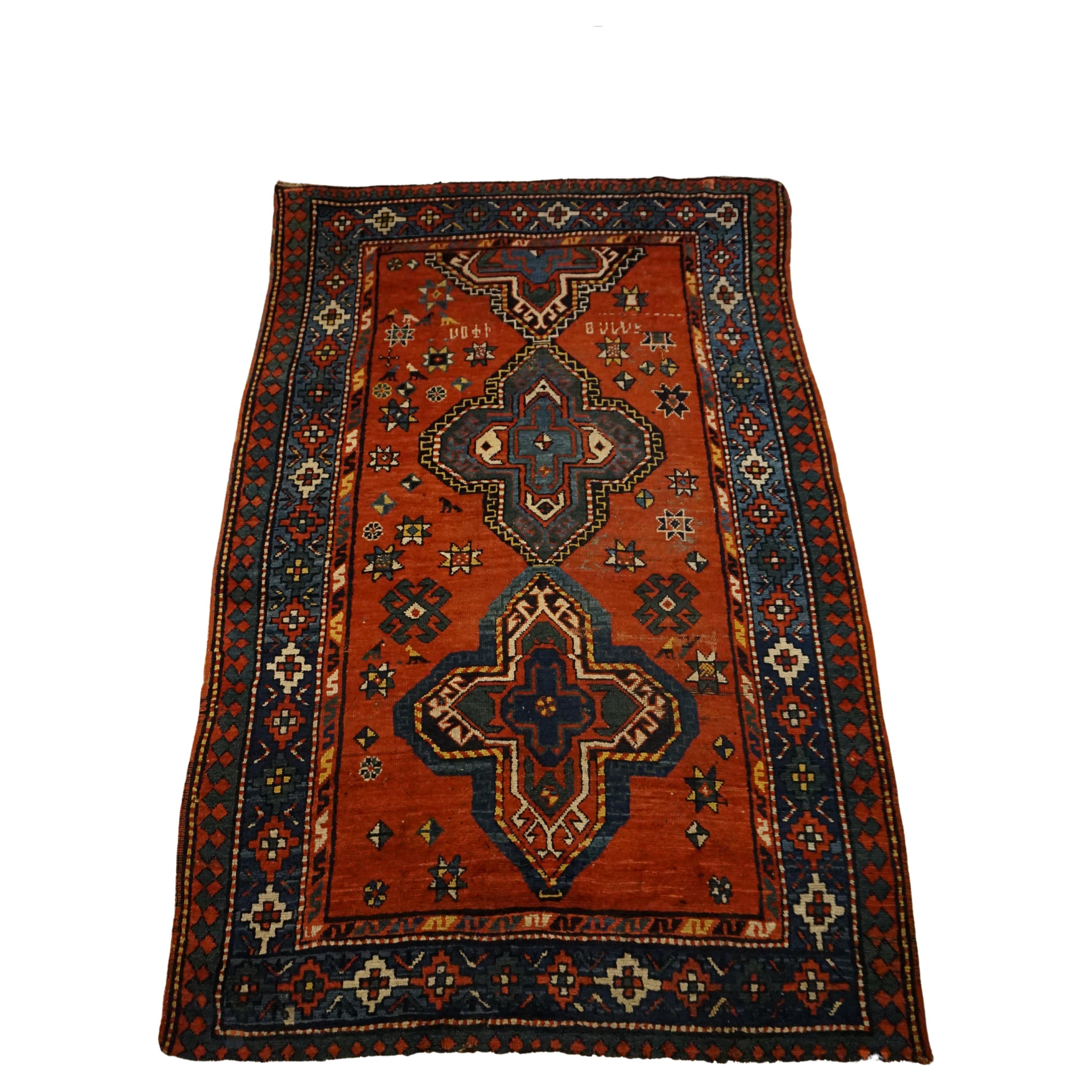 Tapis de village tribal du Caucase asymétrique avec médaillons en forme de cerf-volant et motif d'étoiles en vente