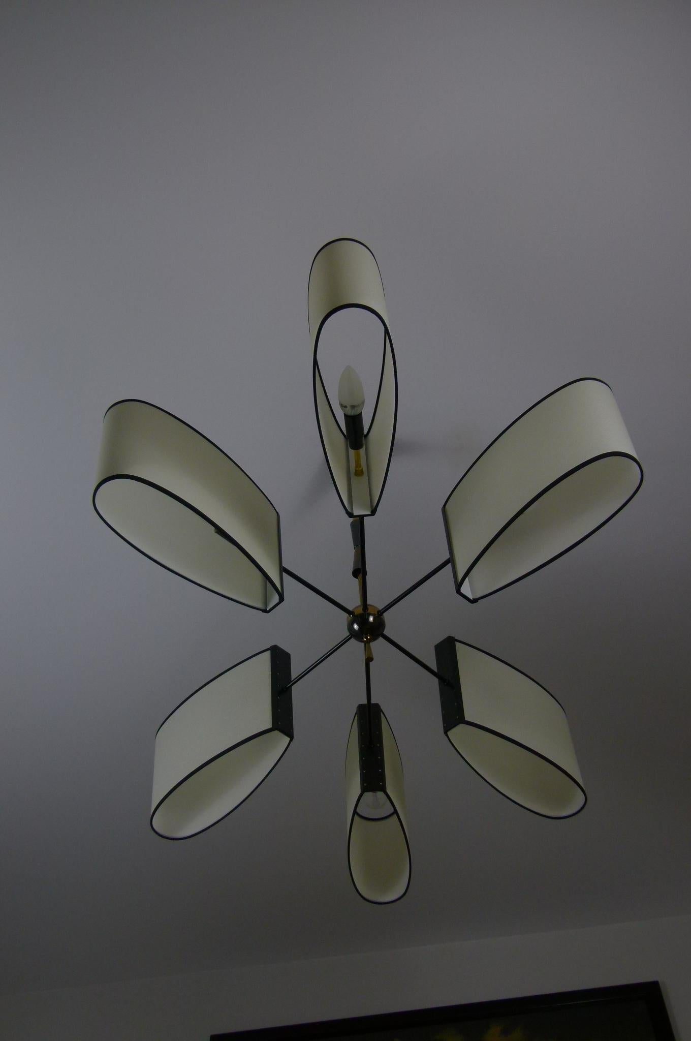 Asymmetrical chandelier with six lighted arms by Maison Lunel, circa 1950 In Excellent Condition In Saint-Ouen, FR