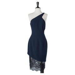 Robe de cocktail asymétrique en crêpe et dentelle bleu marine Gai Mattiolo Couture 