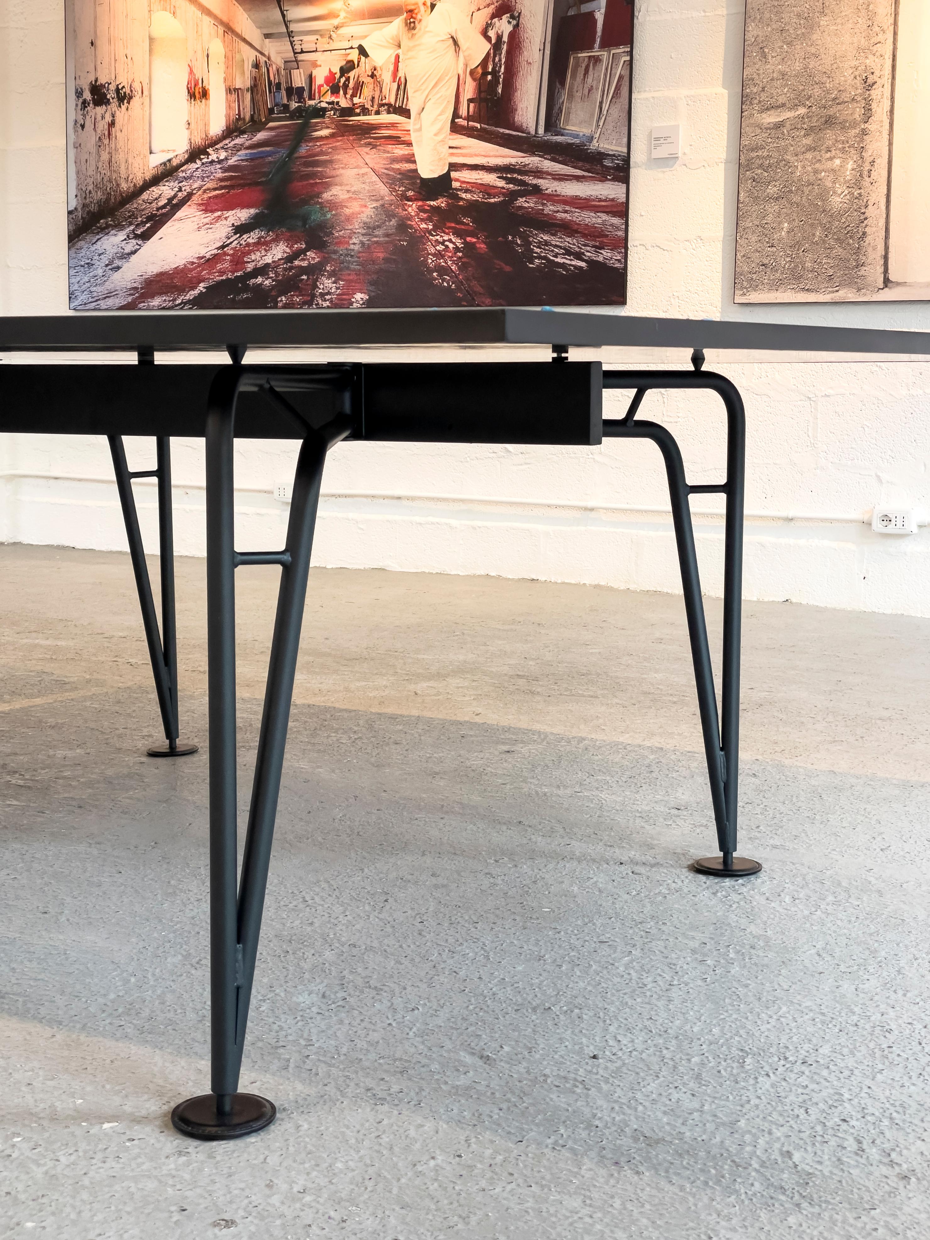 Table de collection asymétrique avec pieds en métal et plateau bleu en résine en vente 5