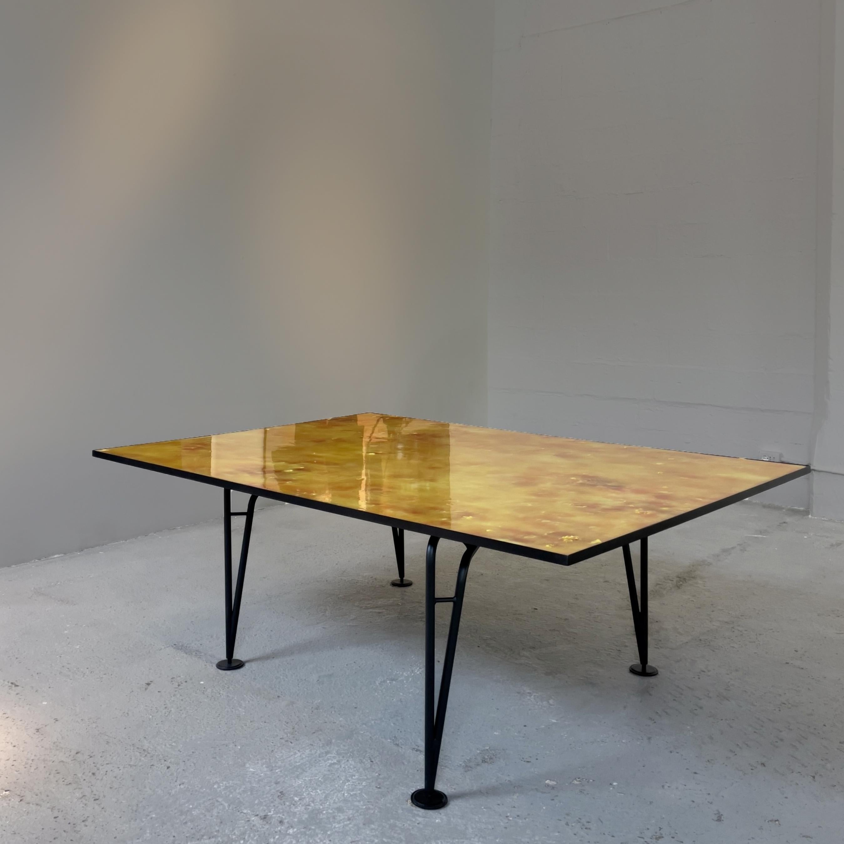 Table de collection asymétrique avec pieds en métal et plateau bleu en résine en vente 8
