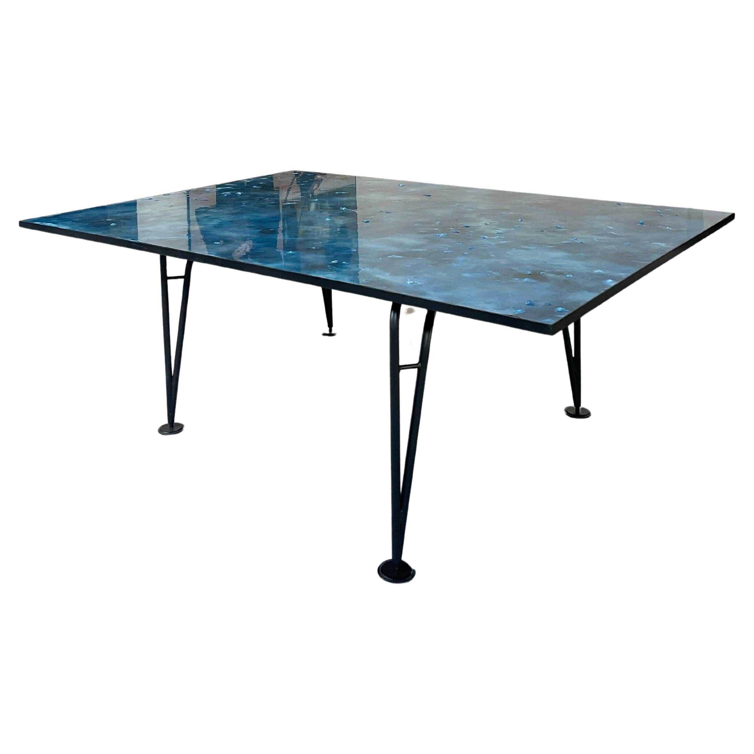 Table de collection asymétrique avec pieds en métal et plateau bleu en résine en vente