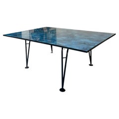 Asymmetrischer Tisch im Sammlerdesign mit Metallbeinen und blauer Harzplatte