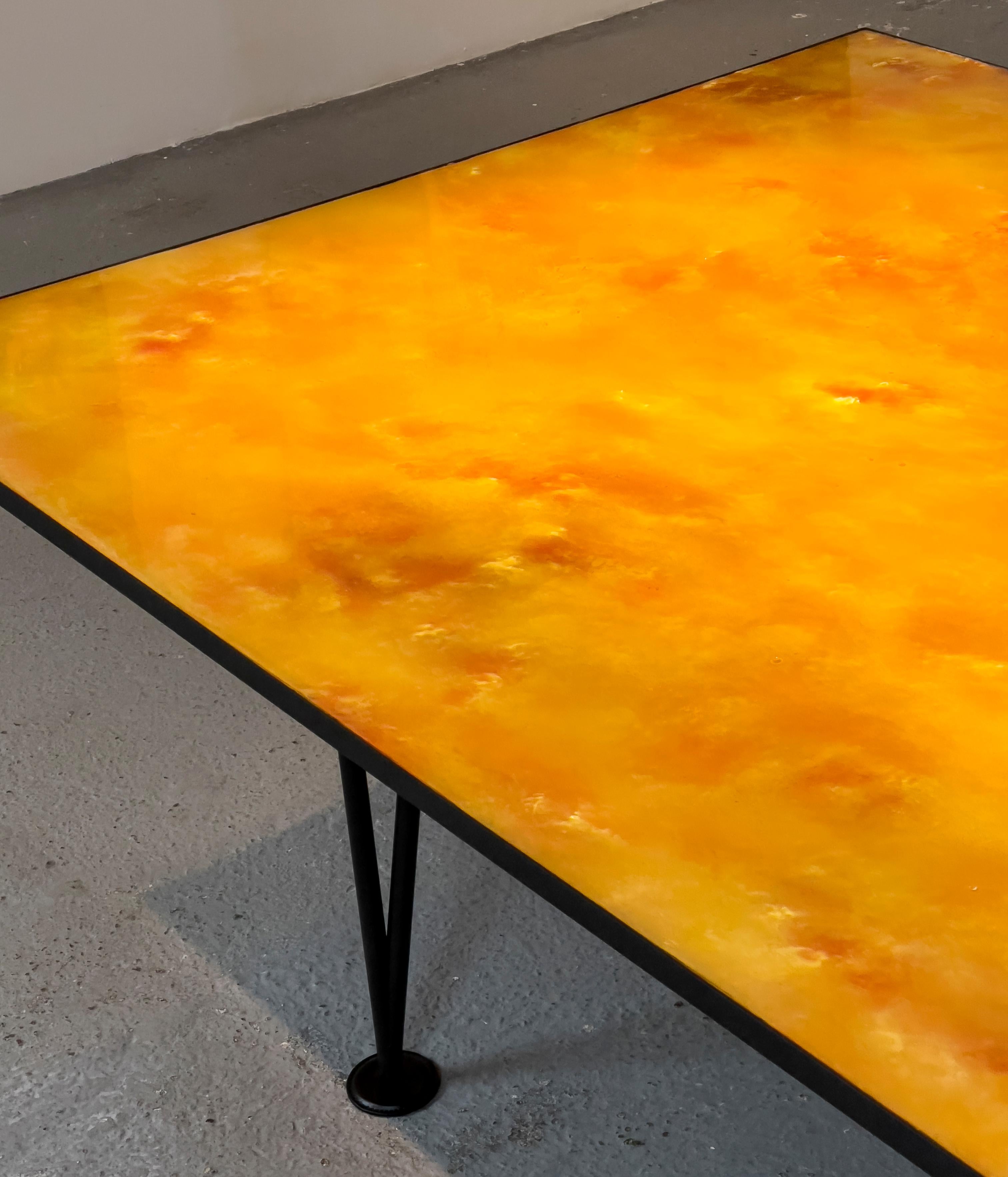 Table de collection asymétrique avec pieds en métal et plateau jaune en résine en vente 7