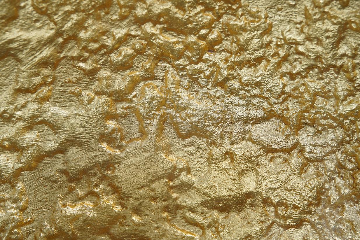 Table de collection asymétrique avec pieds en métal et plateau jaune en résine 10