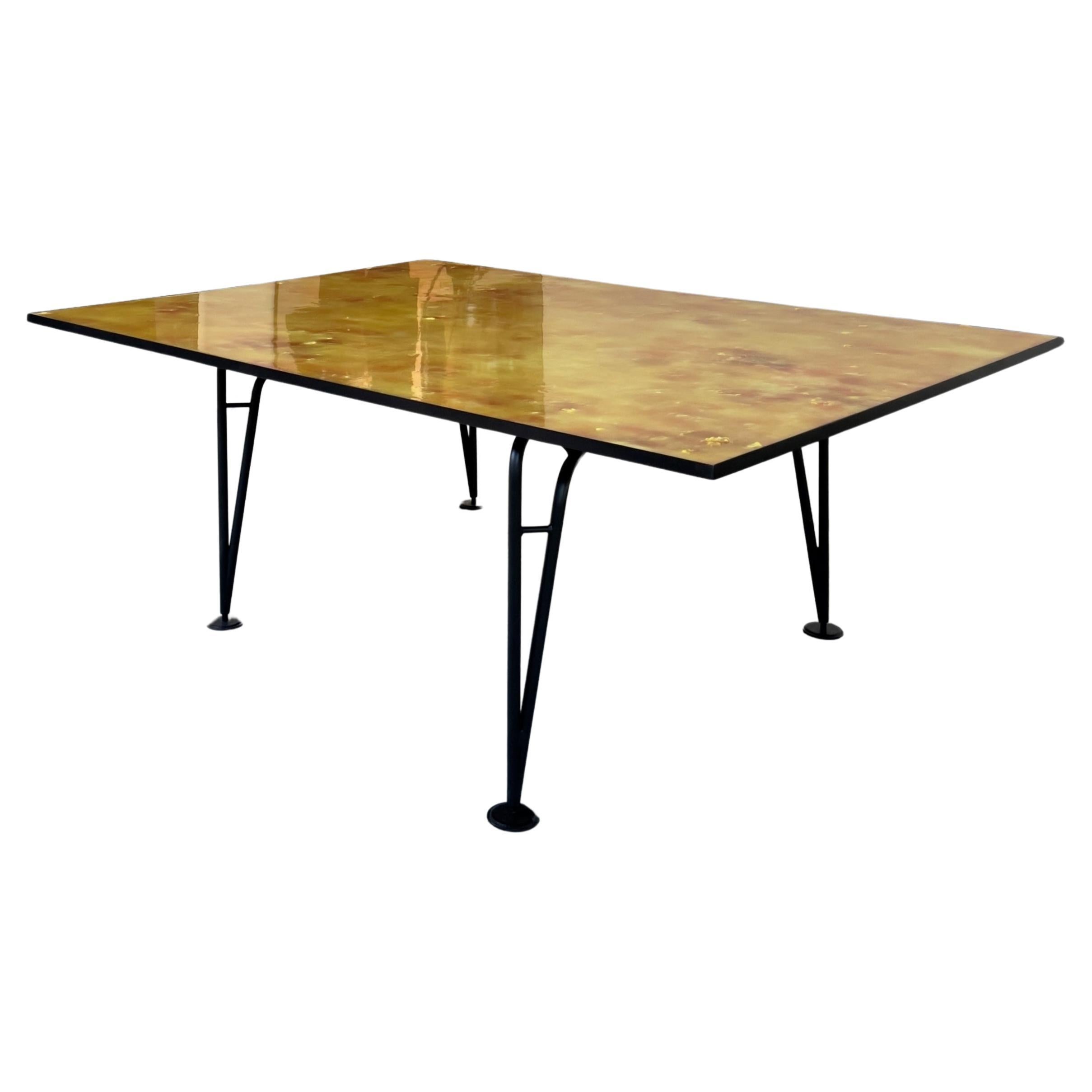 Table de collection asymétrique avec pieds en métal et plateau jaune en résine en vente