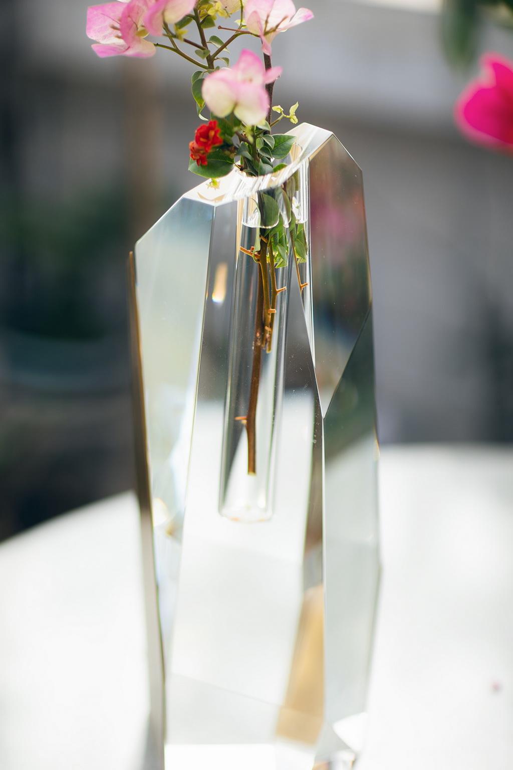 Il vaso asimmetrico in cristallo con accenti in ottone - Alto combina un design contemporaneo con materiali di lusso per creare un vaso sorprendente come nessun altro. Realizzato in cristallo pregiato e impreziosito da un elegante guscio in ottone,
