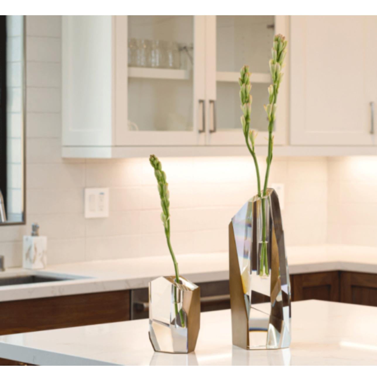 Americano Vaso di cristallo asimmetrico con accenti in ottone - Eleganza e altezza per ogni A Space in vendita