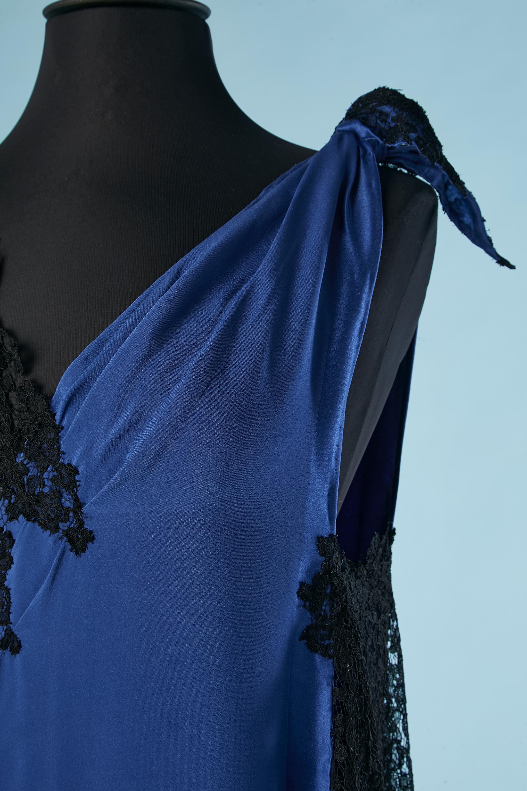 Asymmetrical evening dress in see-through black lace and blue silk jacquard  In Excellent Condition For Sale In Saint-Ouen-Sur-Seine, FR