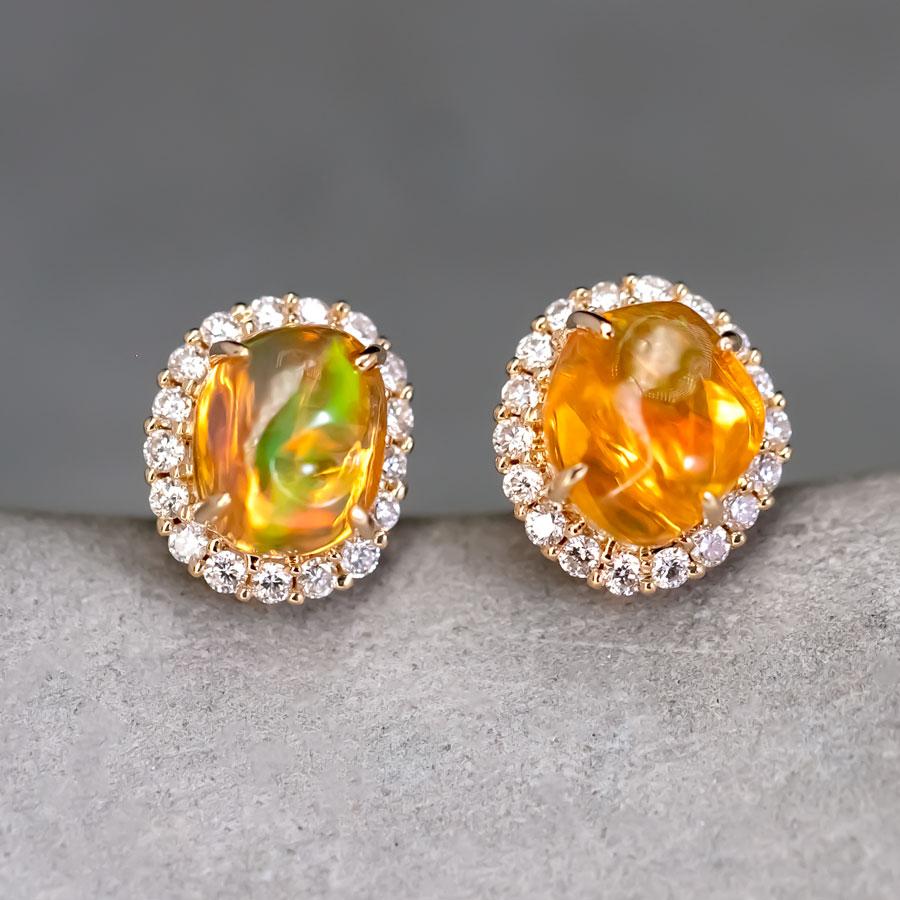 Pendientes de oro amarillo de 18 quilates con halo de diamantes y ópalo de fuego mexicano asimétrico.


Envío nacional gratuito USPS First Class ¡Bolsa o caja de regalo gratis con cada pedido!

El ópalo, la reina de las piedras preciosas, es una de