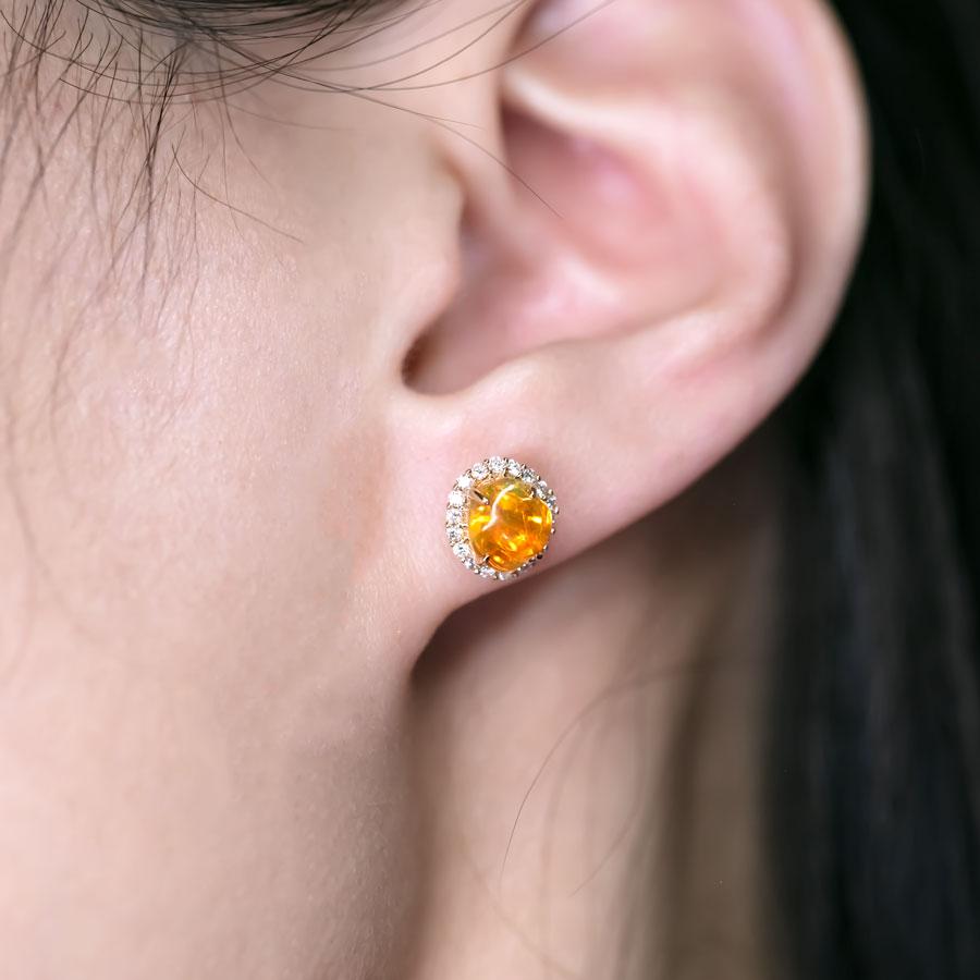 Pendientes de oro amarillo de 18 quilates con halo de diamantes y ópalo de fuego asimétrico Artes y manualidades en venta