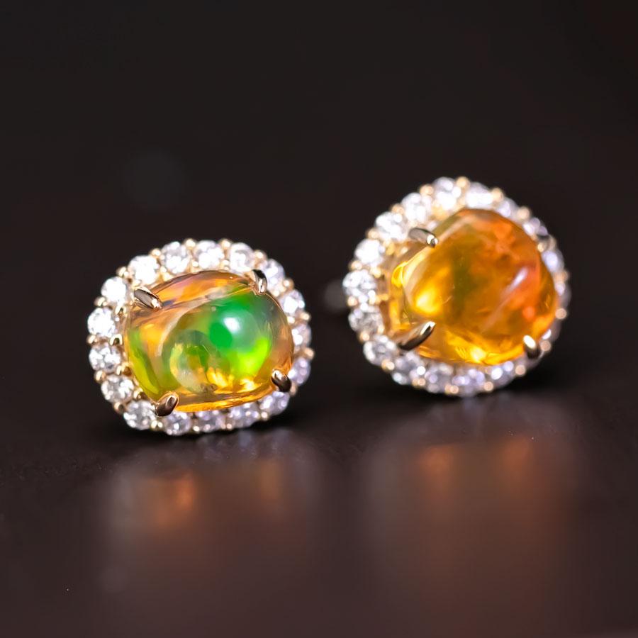 Pendientes de oro amarillo de 18 quilates con halo de diamantes y ópalo de fuego asimétrico Corte brillante en venta