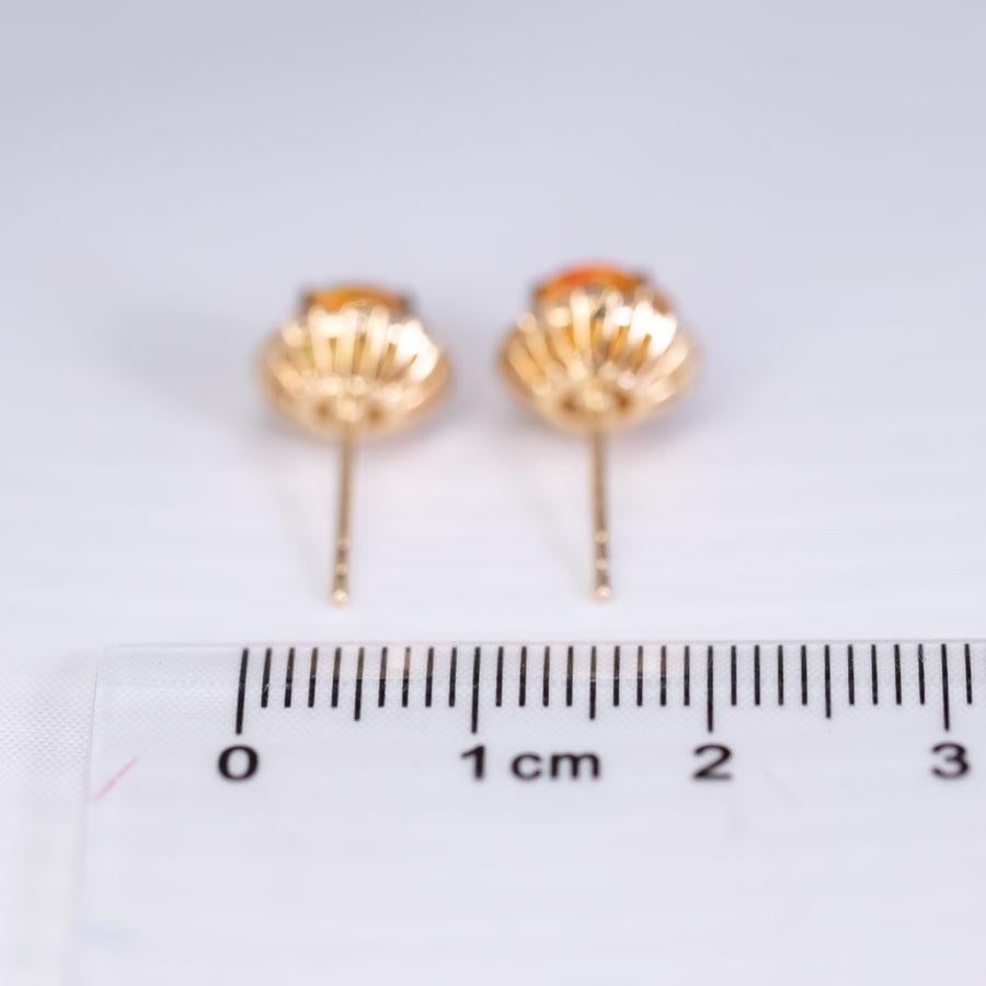 Pendientes de oro amarillo de 18 quilates con halo de diamantes y ópalo de fuego asimétrico en Nuevo estado para la venta en Suwanee, GA