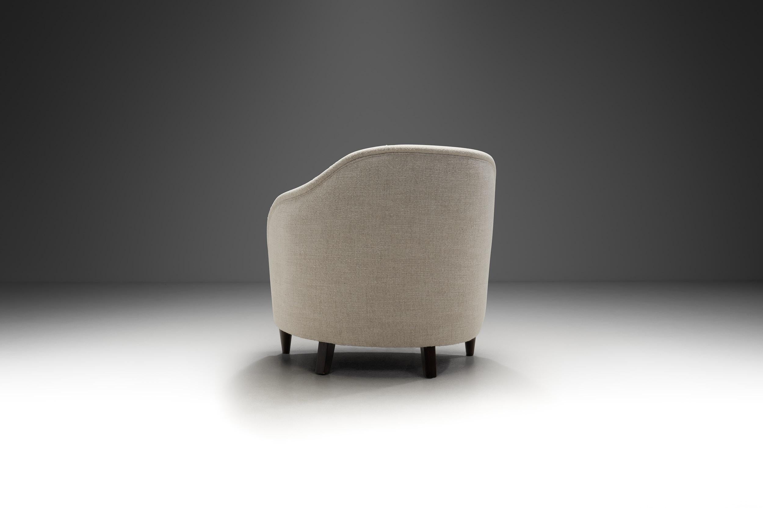 Asymmetrical Fluid Shape European Lounge Chair, Europe 1950s In Good Condition For Sale In Utrecht, NL