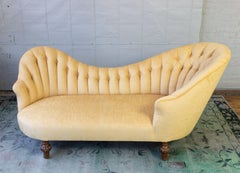 Asymétrique banquette française du 19ème siècle à dos incurvé et touffeté
