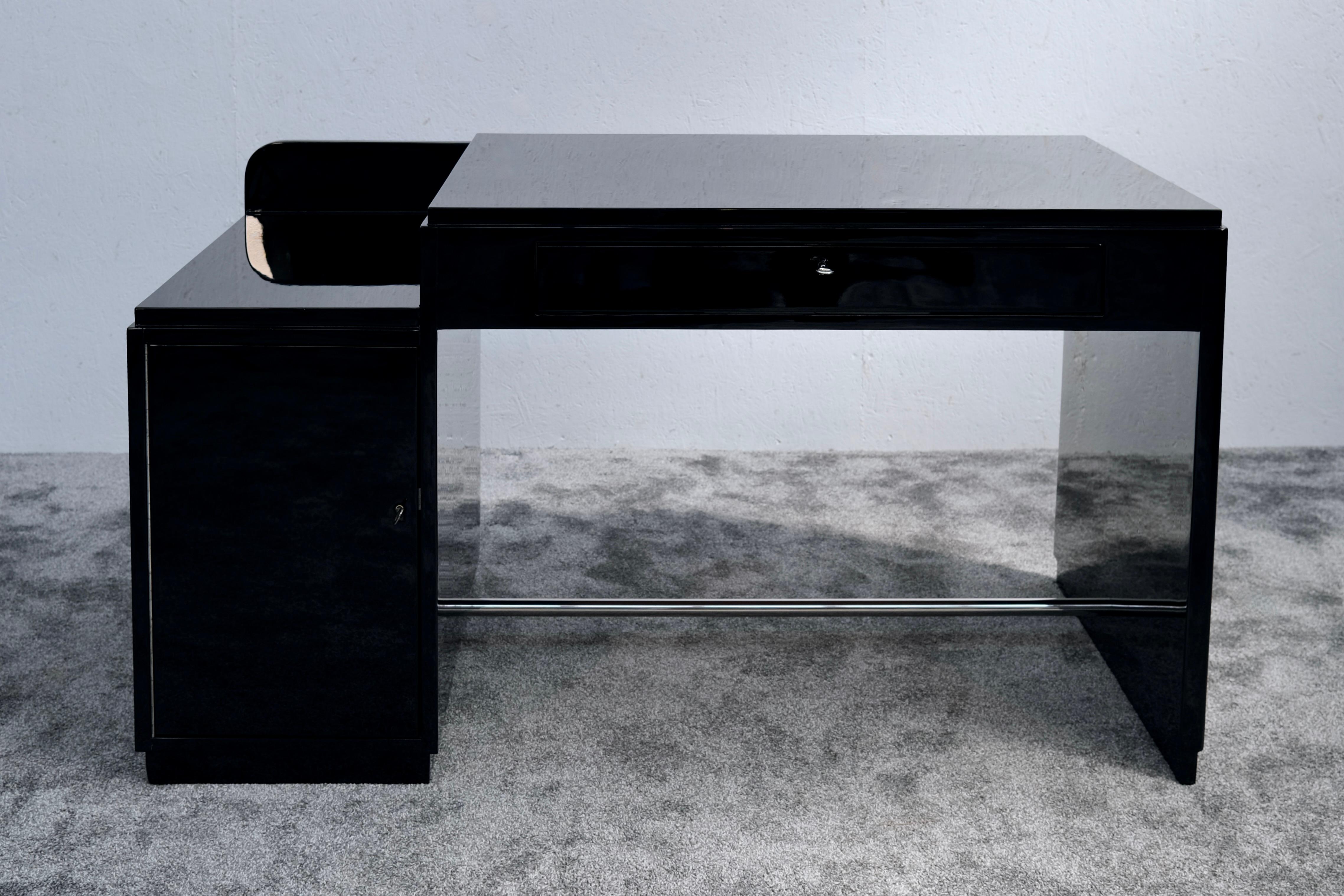 Ein außergewöhnlicher originaler französischer Art-Déco-Schreibtisch aus den 1930er Jahren mit einem auffälligen asymmetrischen Design und in glänzendem schwarzen Klavierlack. Dieses Stück fängt das Wesen der Eleganz des Art déco perfekt ein -