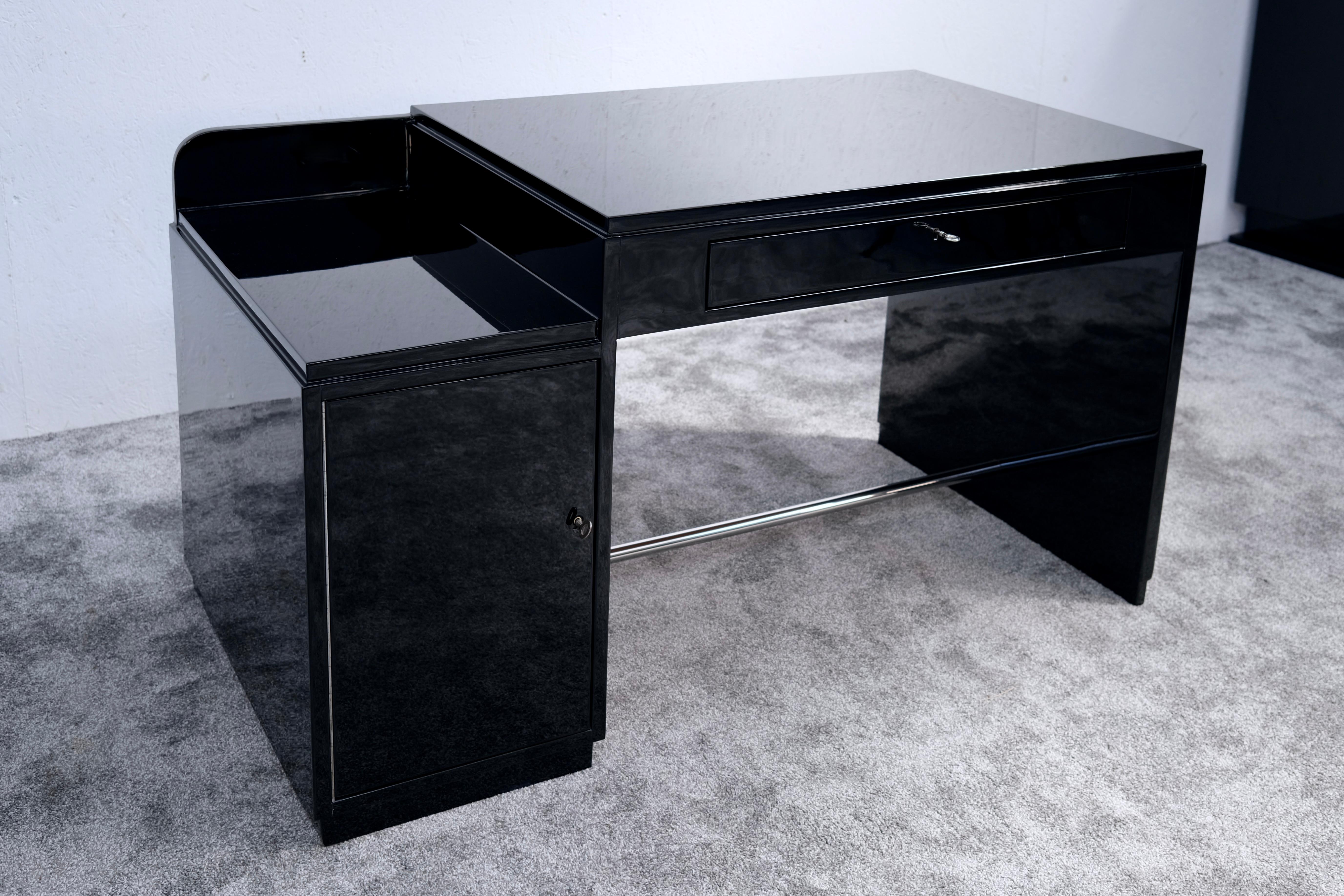 Asymmetrischer französischer Art-Déco-Schreibtisch in schwarzem Lack, um 1930 (Französisch) im Angebot