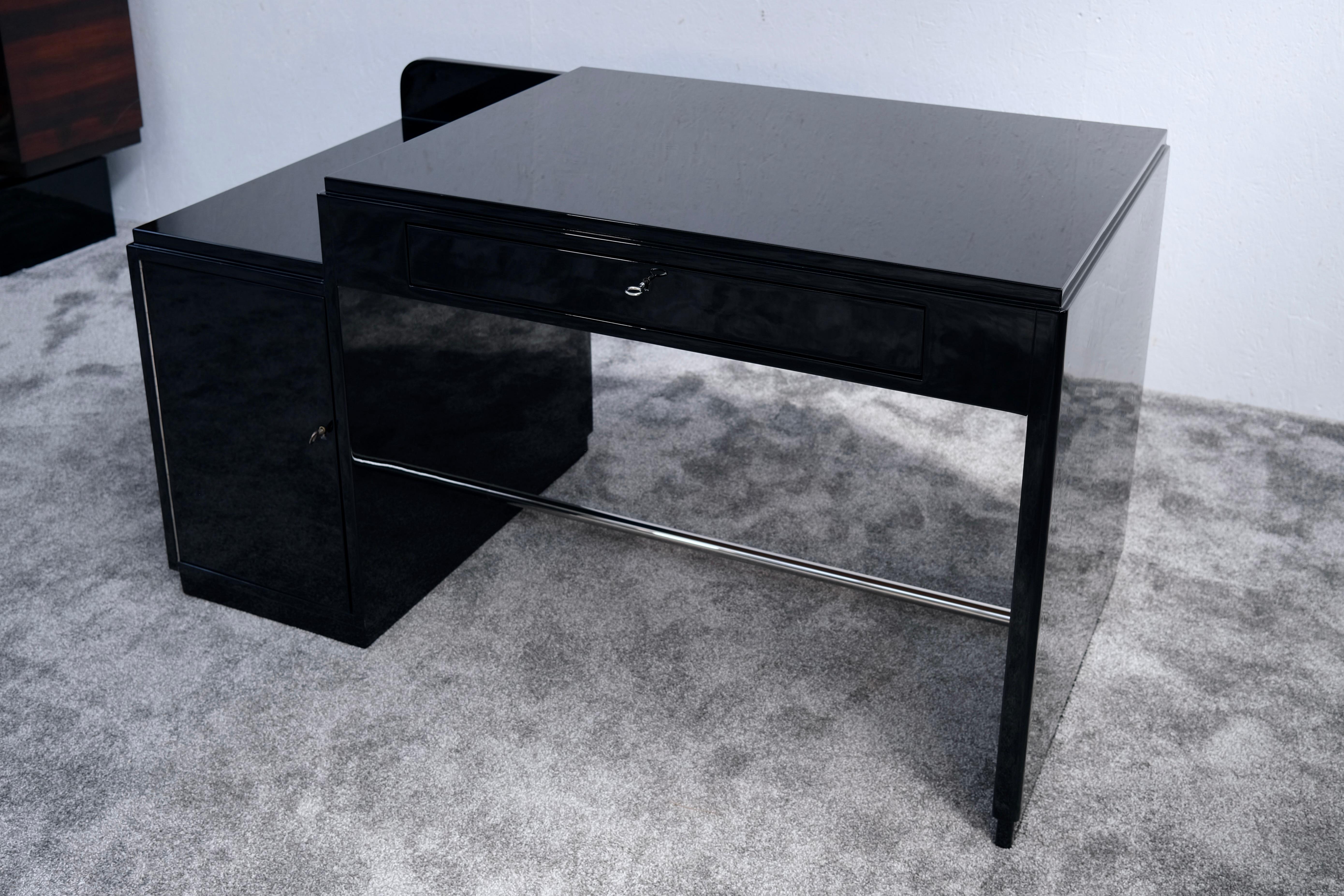 Asymmetrischer französischer Art-Déco-Schreibtisch in schwarzem Lack, um 1930 (Lackiert) im Angebot