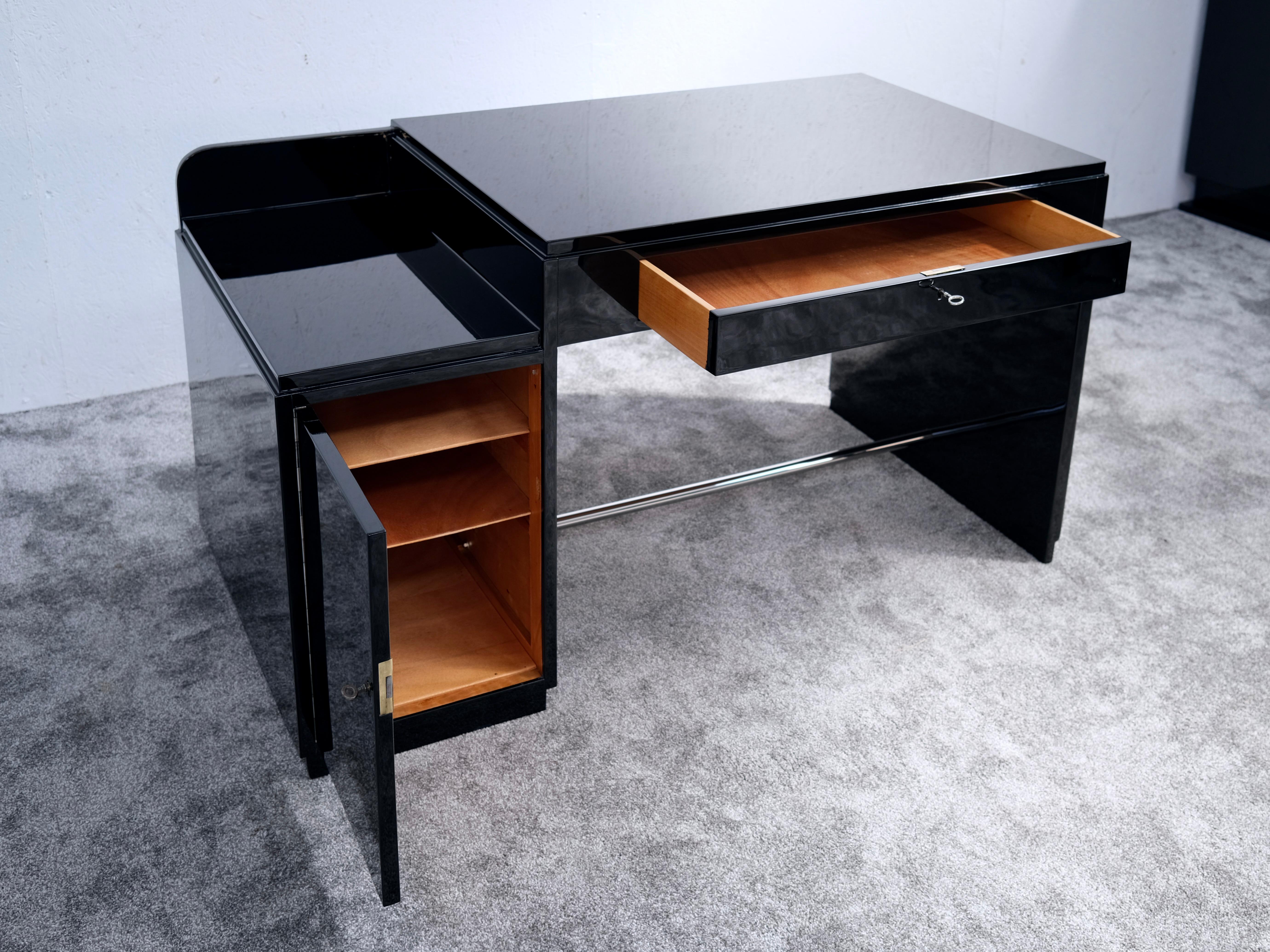 Asymmetrischer französischer Art-Déco-Schreibtisch in schwarzem Lack, um 1930 im Zustand „Gut“ im Angebot in Ulm, DE