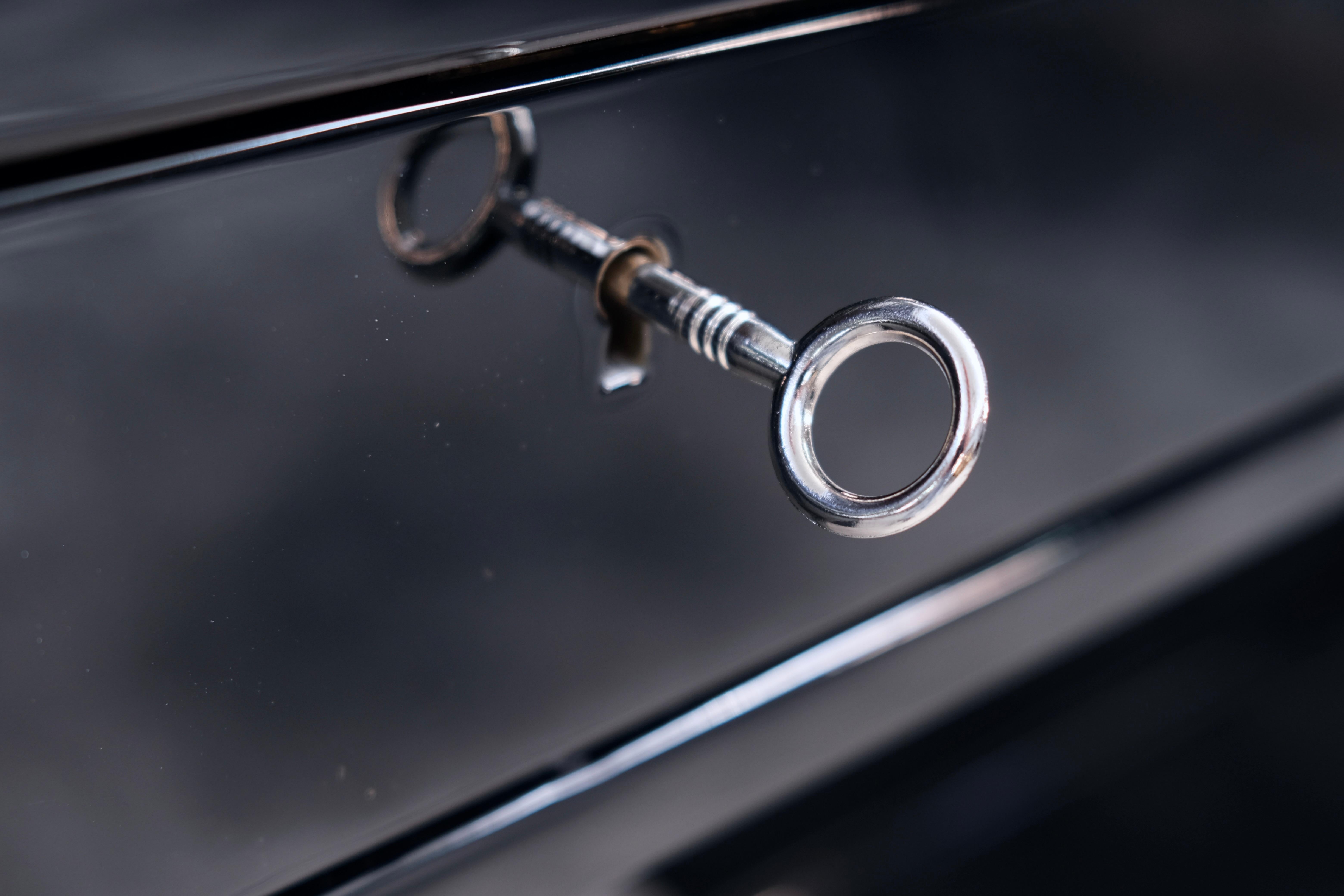 Asymmetrischer französischer Art-Déco-Schreibtisch in schwarzem Lack, um 1930 (Mitte des 20. Jahrhunderts) im Angebot