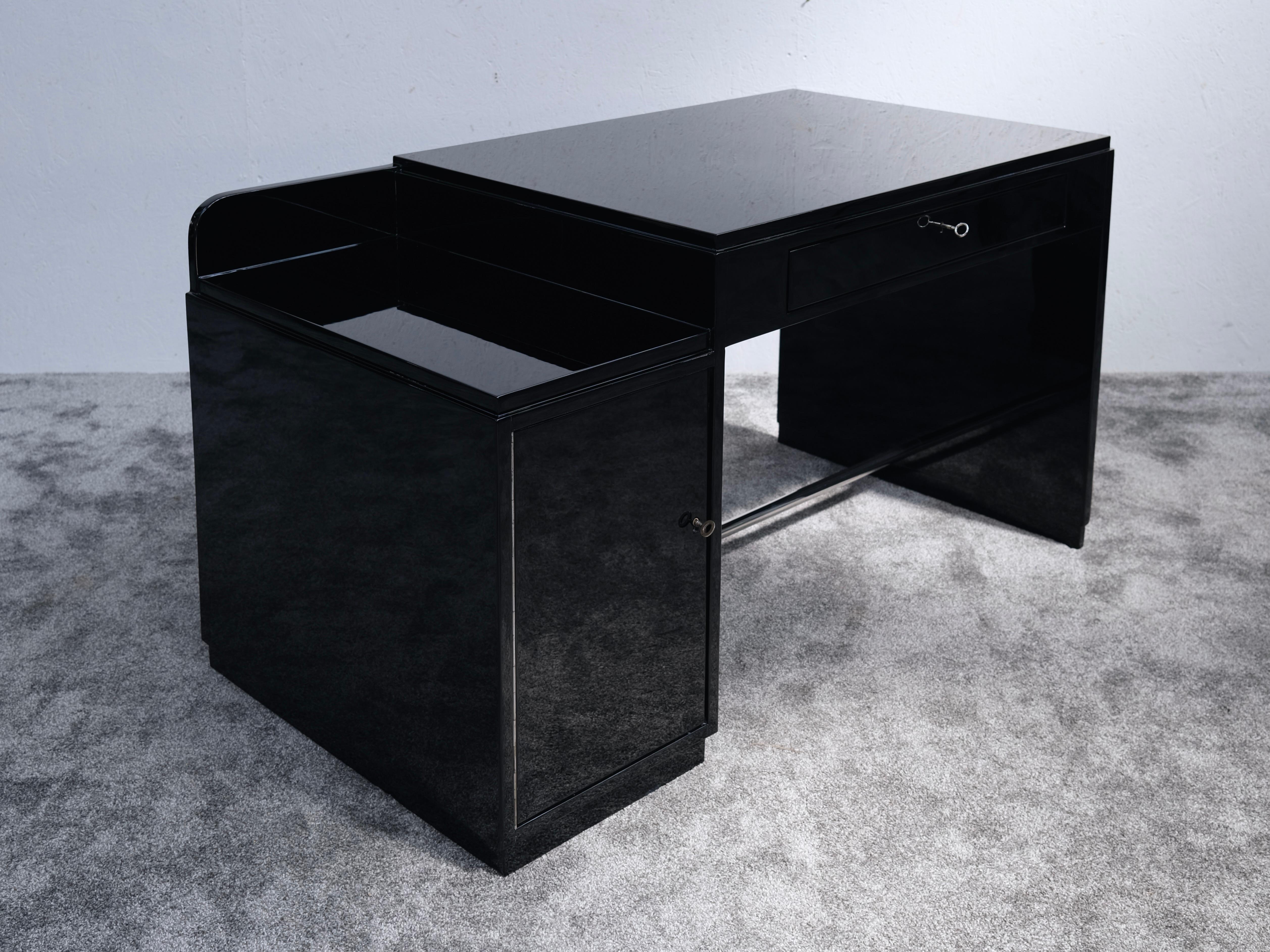 Asymmetrischer französischer Art-Déco-Schreibtisch in schwarzem Lack, um 1930 im Angebot 1